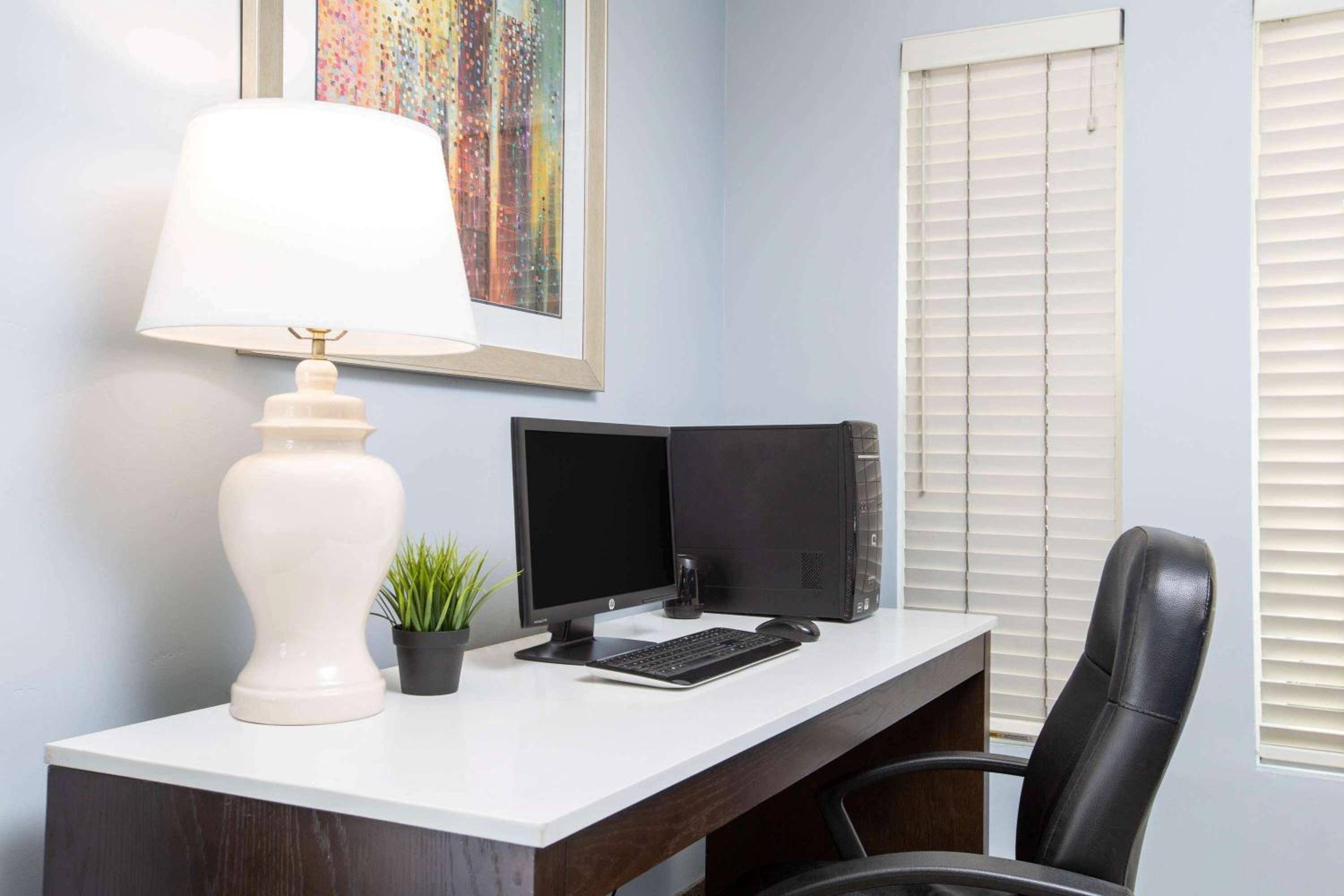 Baymont by Wyndham San Diego Downtown 3