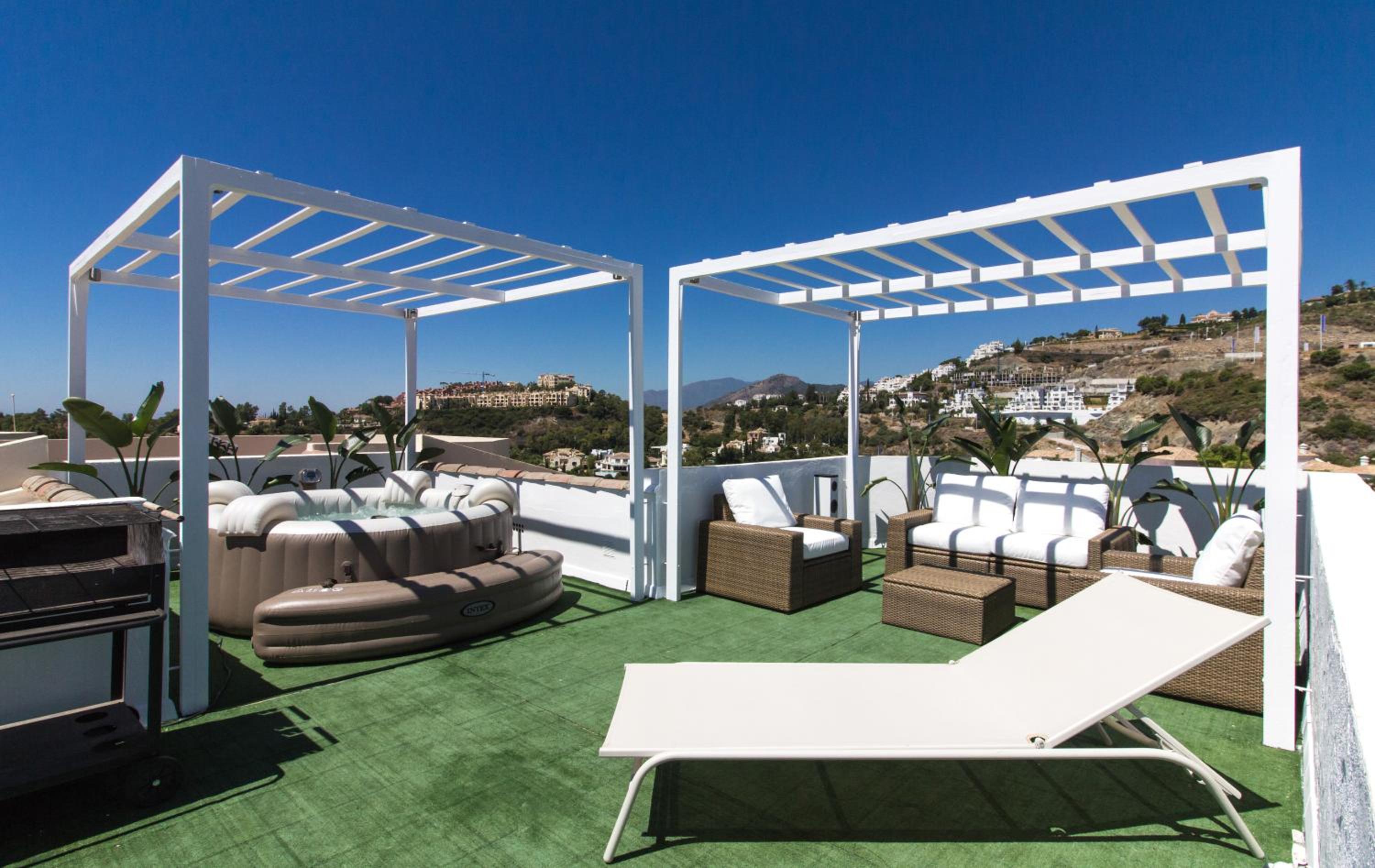 Hotel Jacuzzi Rooftop Bbq Wifi Pool Music Netflix Games - Image 1