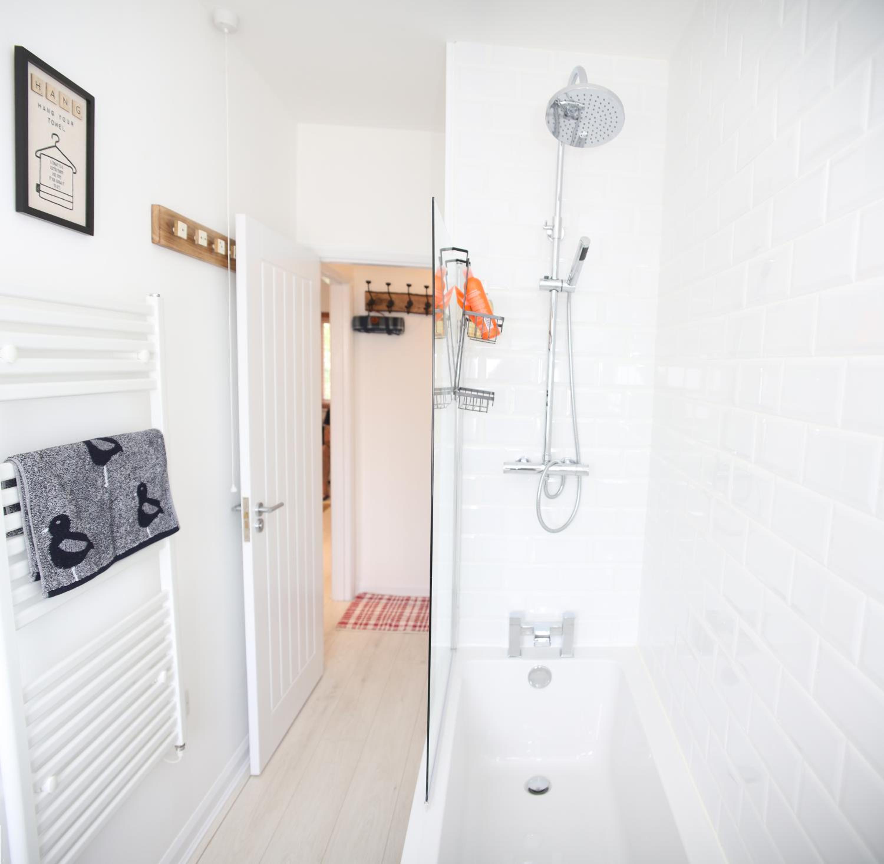 Stylish and modern entire apartment view 5