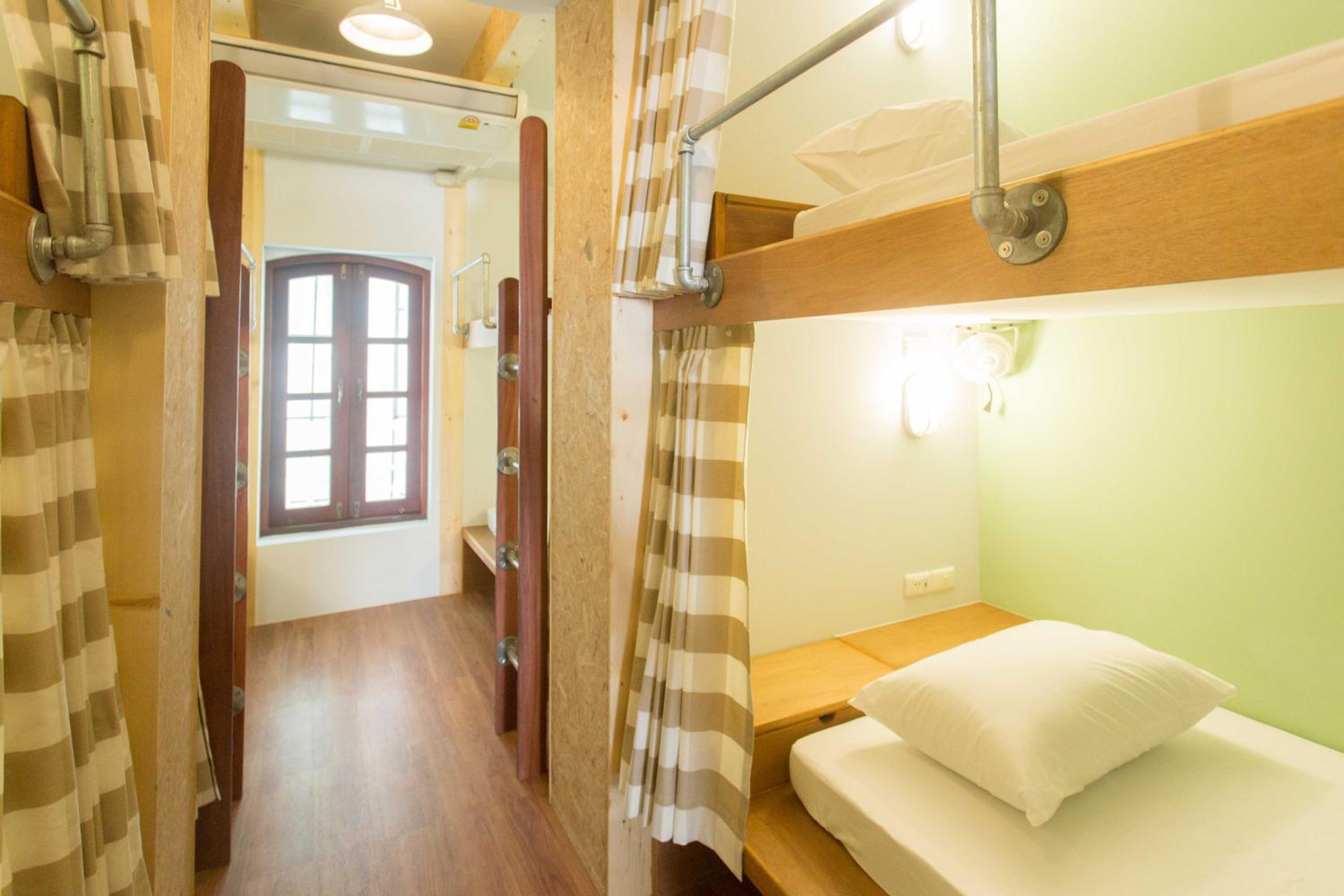 Barn & Bed Hostel at BTS Phrom Phong