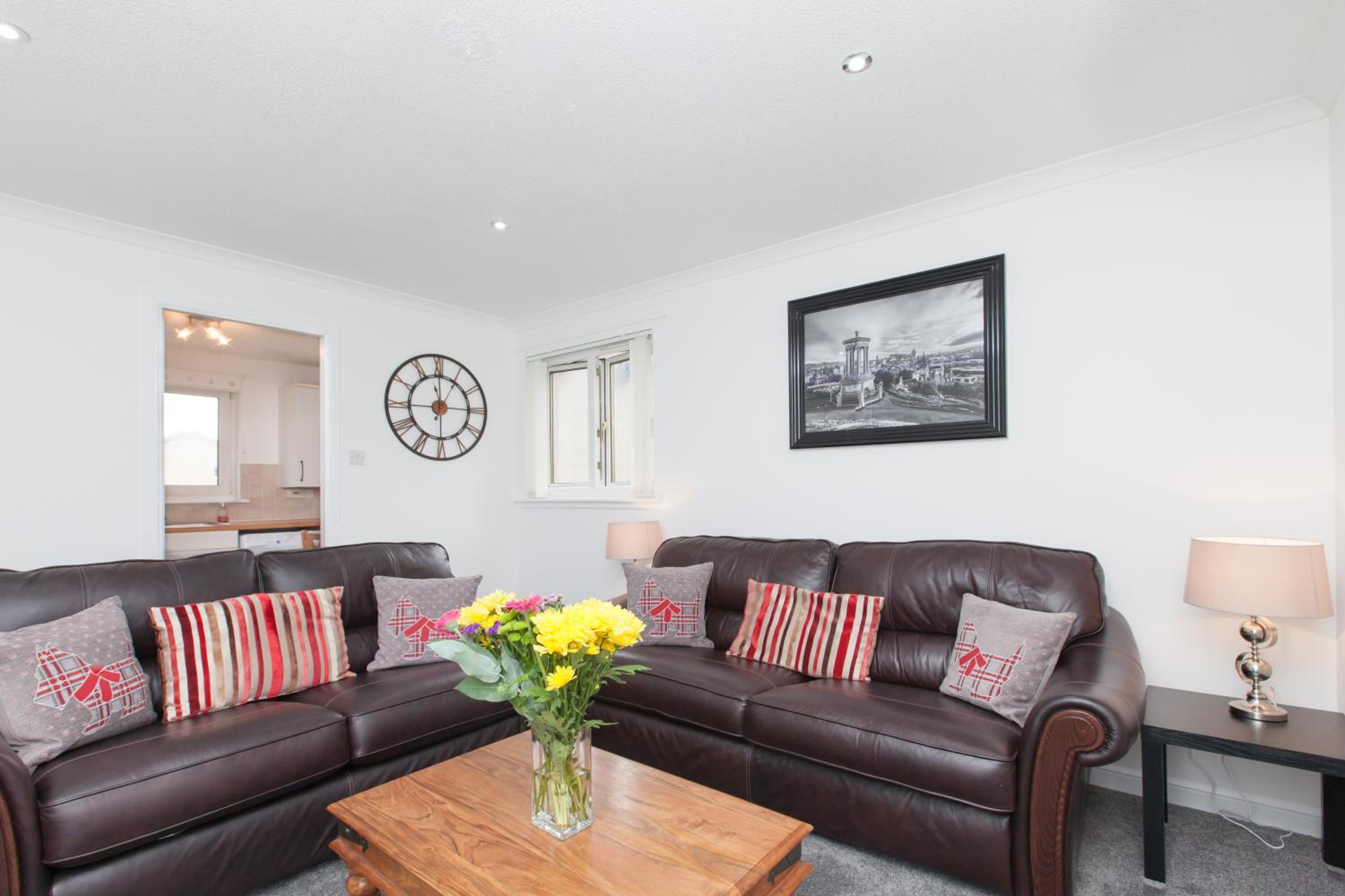 Dunfermline Vacations - Prime Commuter Executive Apartment Dunfermline - Property Image 1