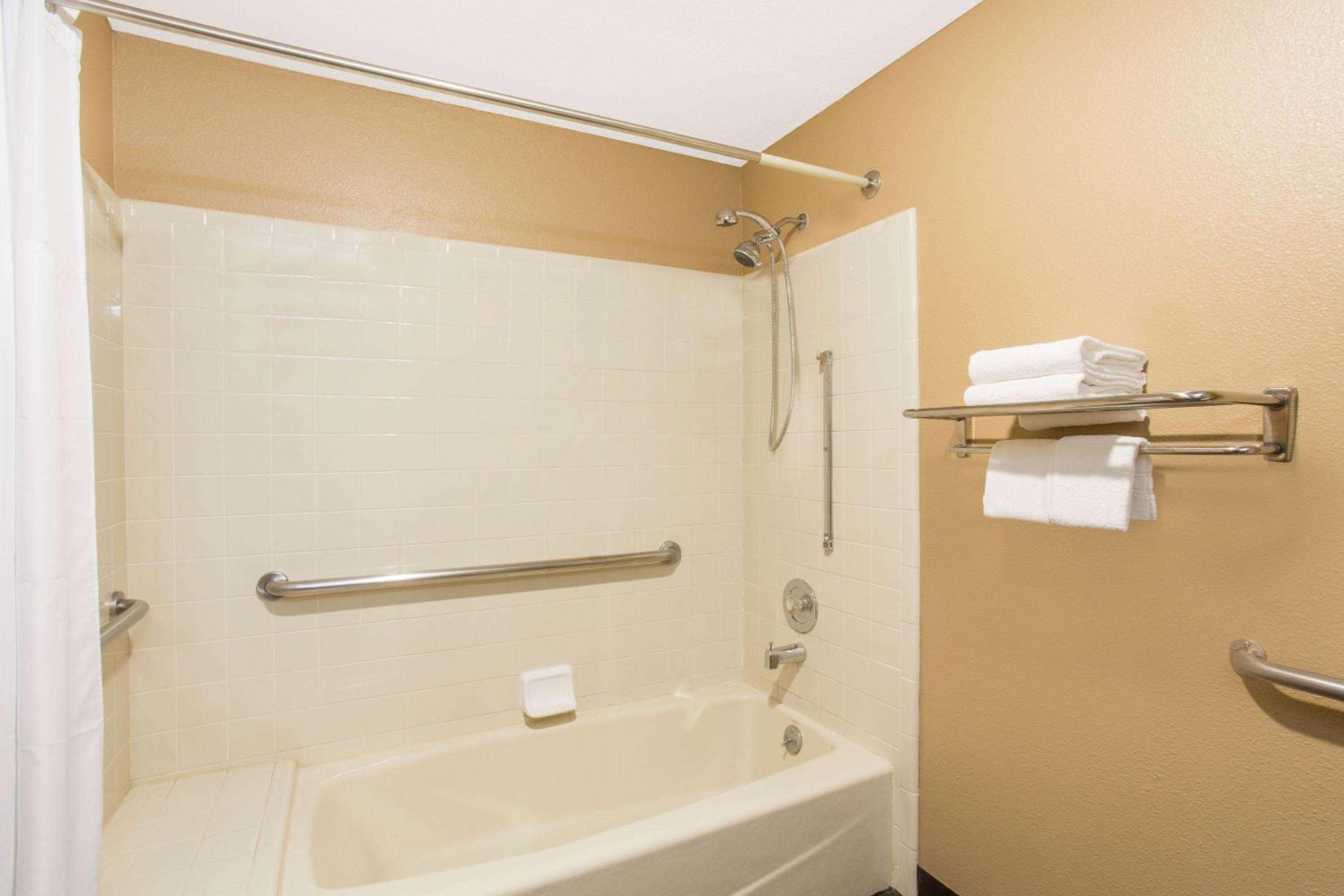 Baker City Vacations - Super 8 by Wyndham Baker City - Property Image 4