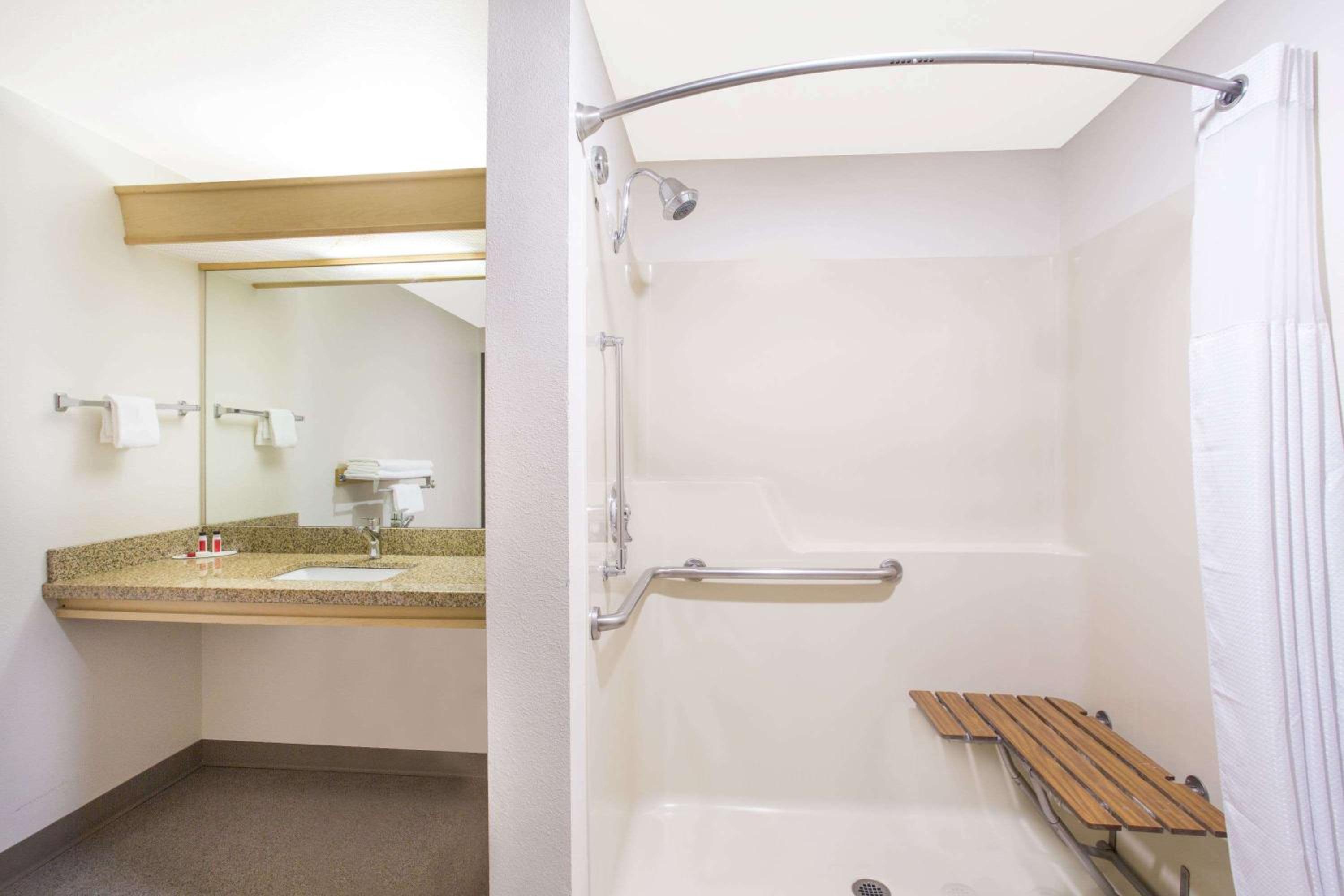 Baker City Vacations - Super 8 by Wyndham Baker City - Property Image 3