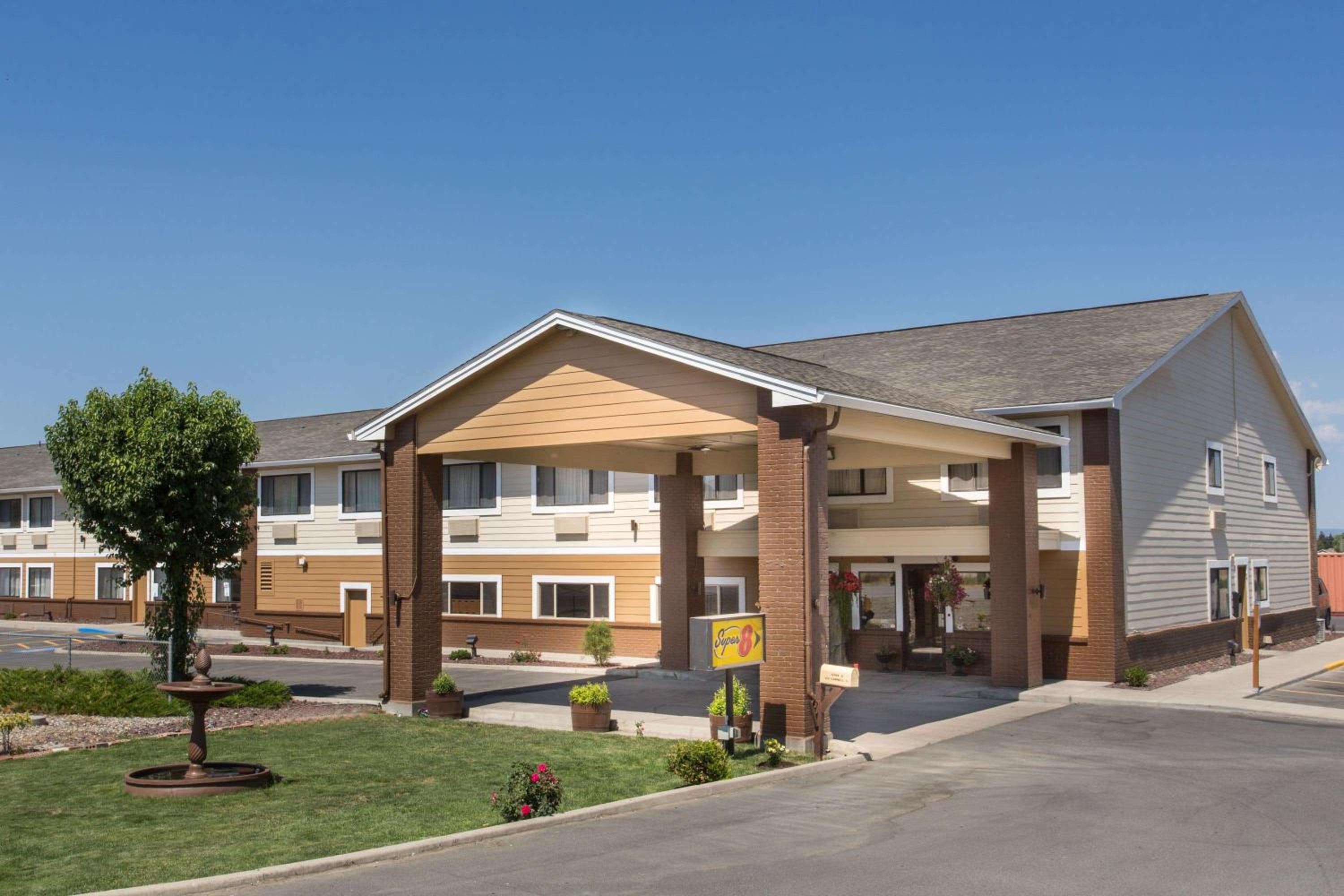 Baker City Vacations - Super 8 by Wyndham Baker City - Property Image 1