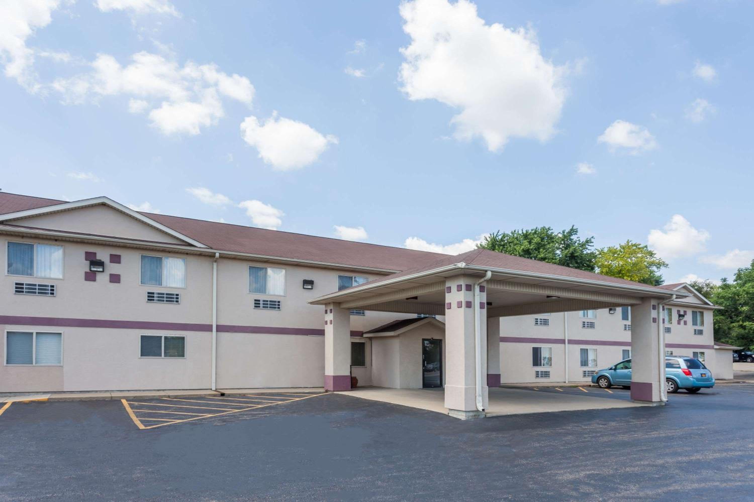 Peoria Vacations - Econo Lodge - Property Image 1