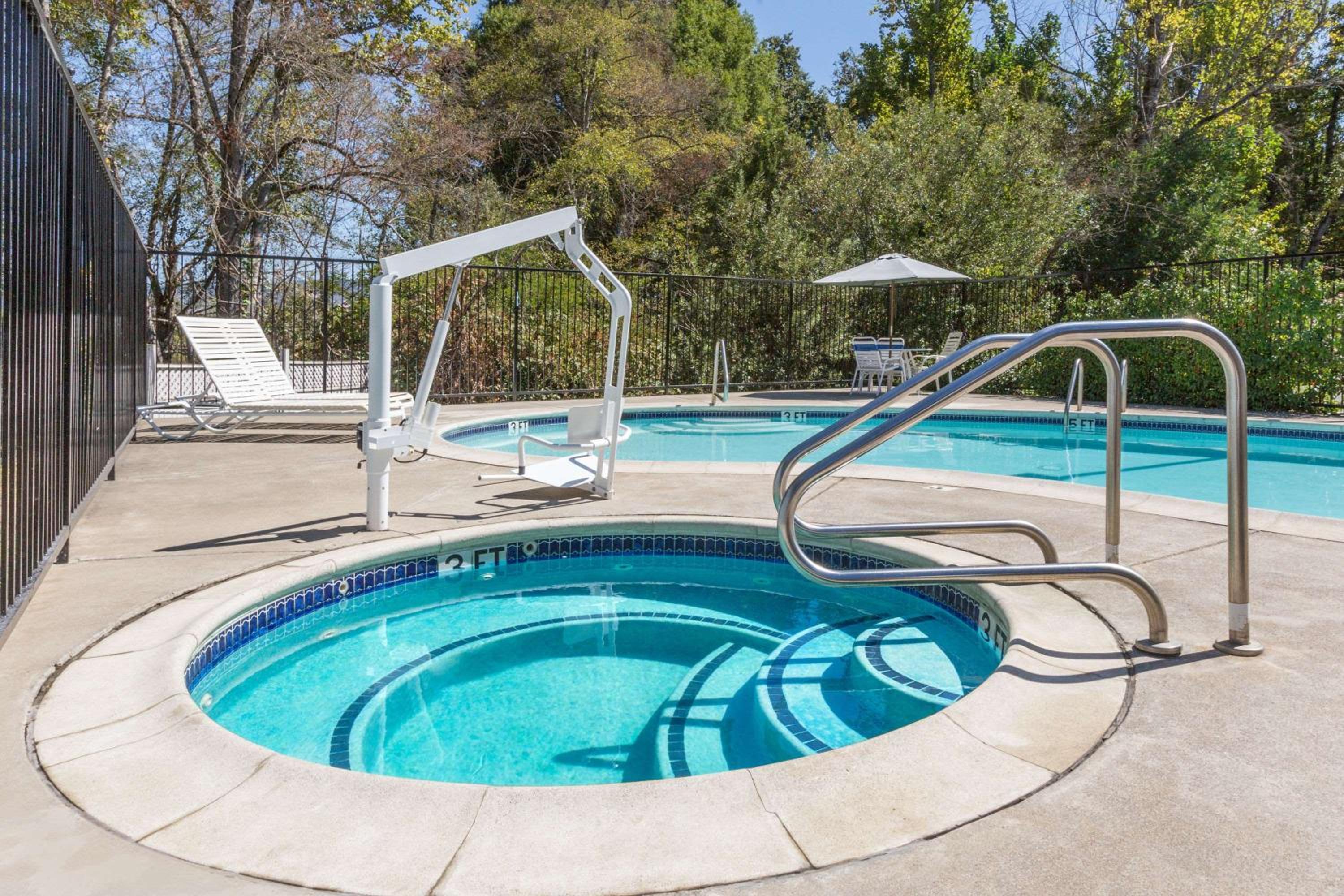 Creekside Inn & Suites view 5