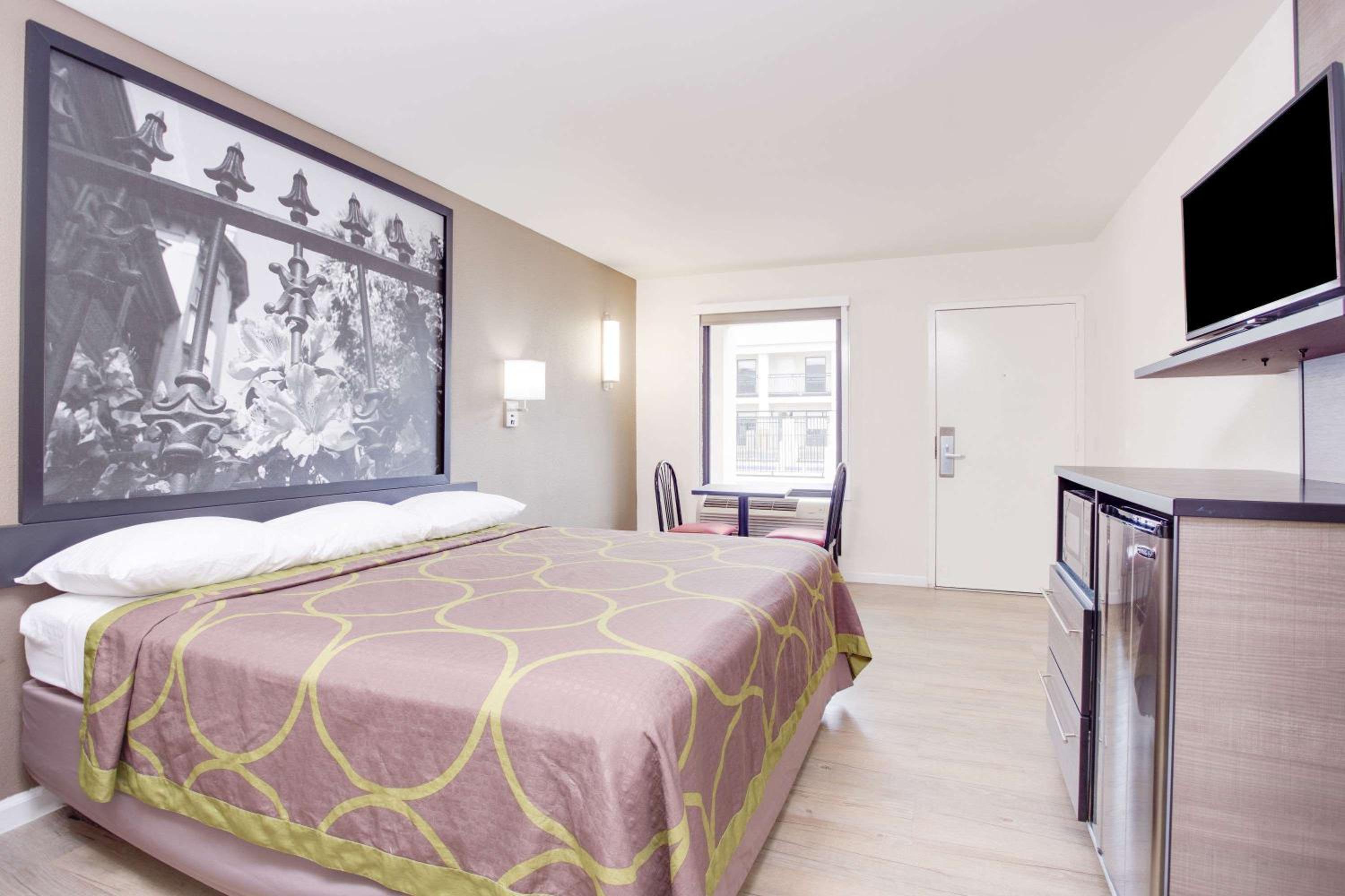 Super 8 by Wyndham Dalton view 4