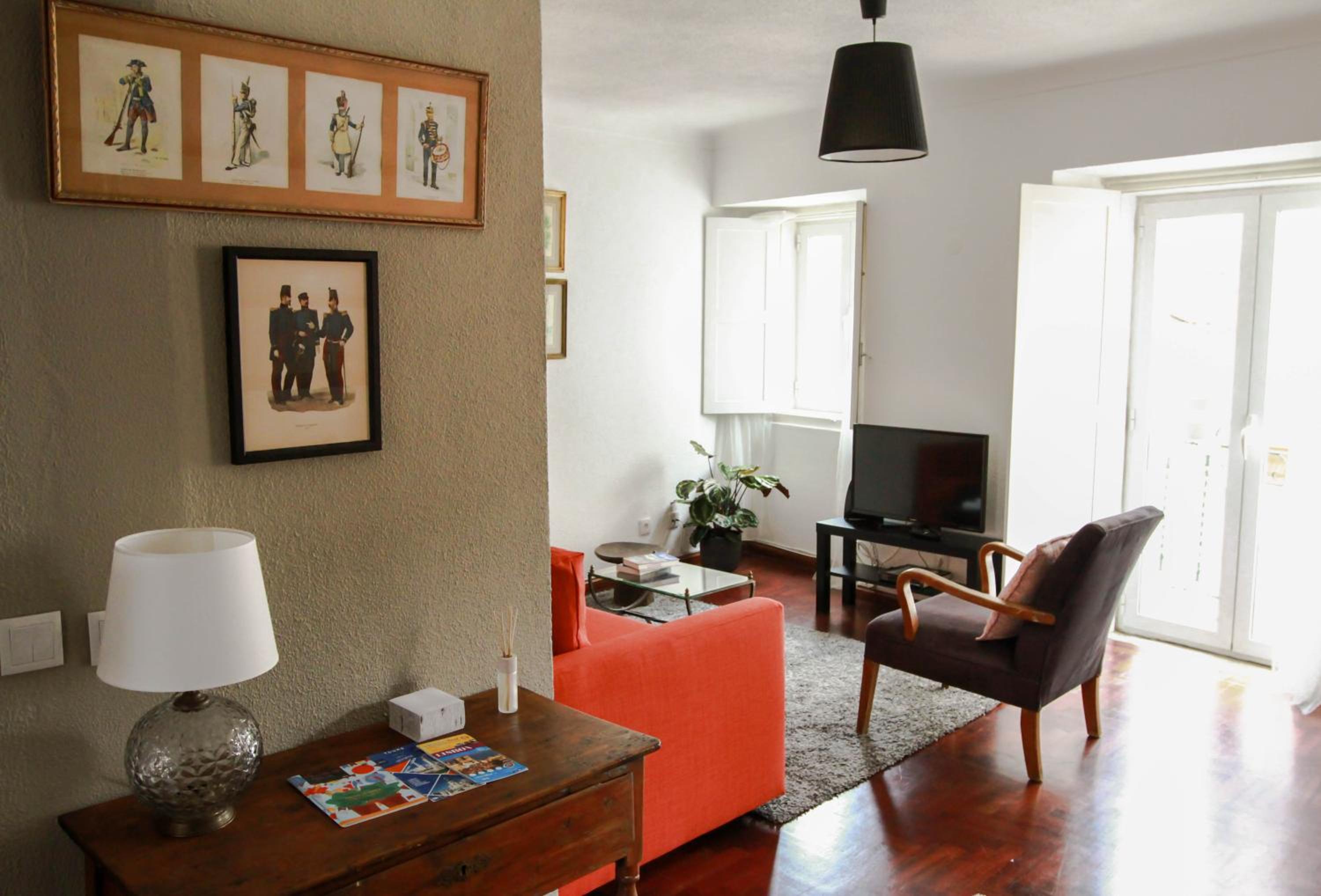 Cozy and Spacious apartment in Graça, Lisbon view 2