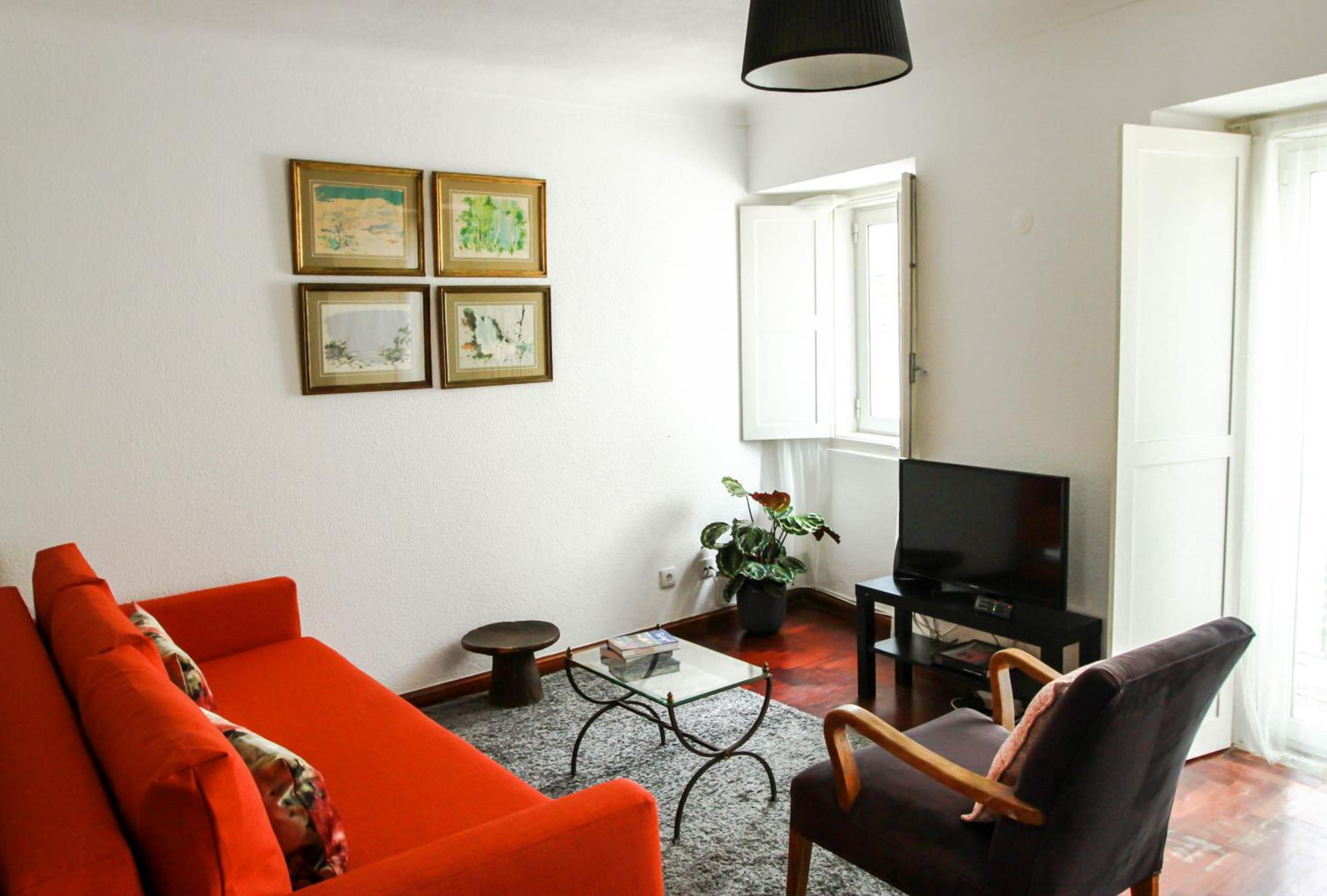 Cozy and Spacious apartment in Graça, Lisbon view 3