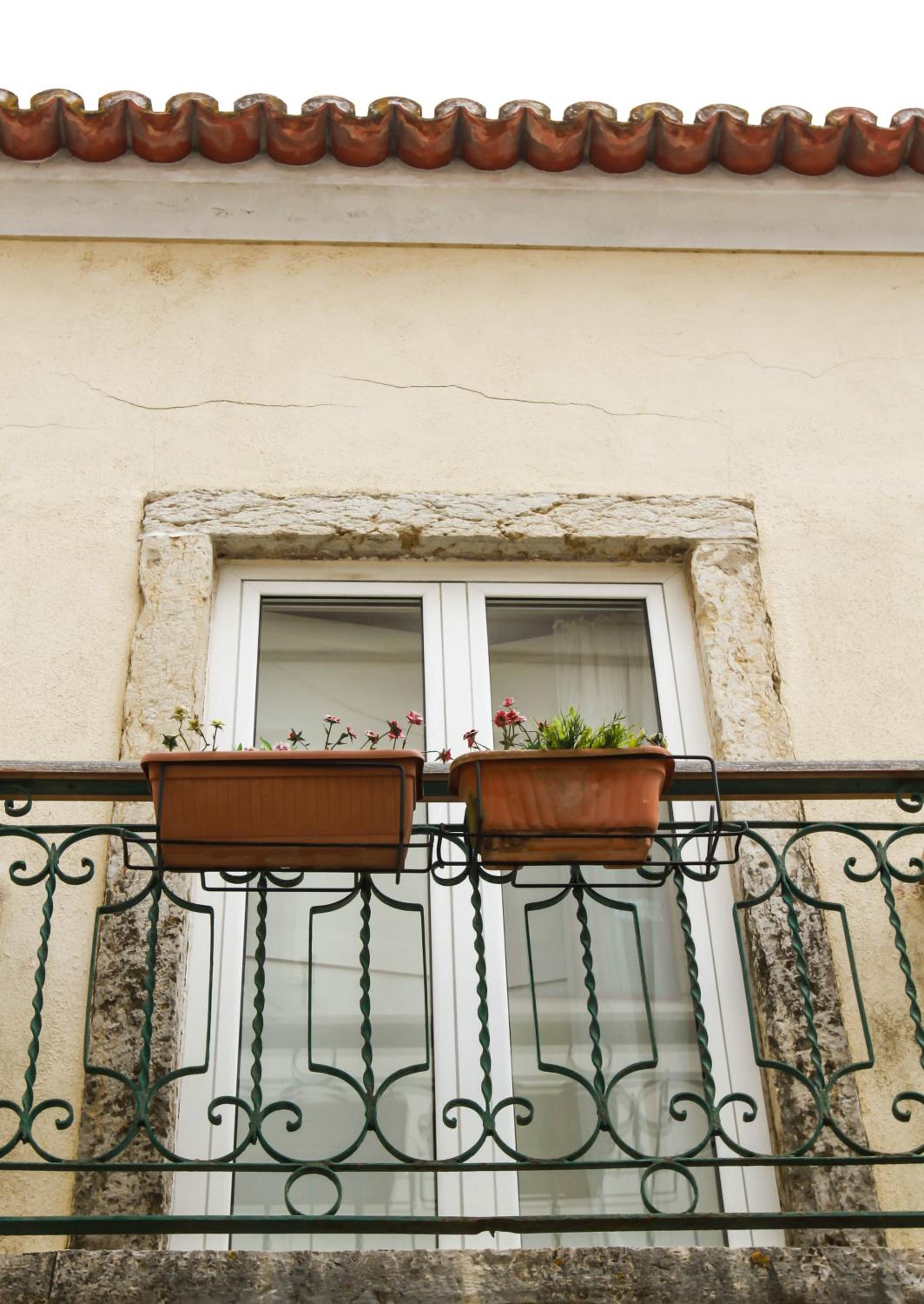 Cozy and Spacious apartment in Graça, Lisbon view 5