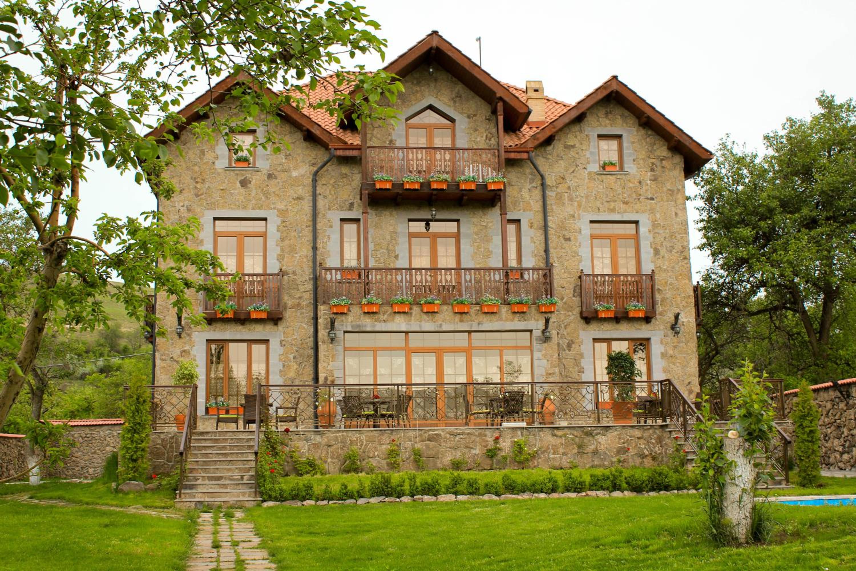 Garni HinYard
