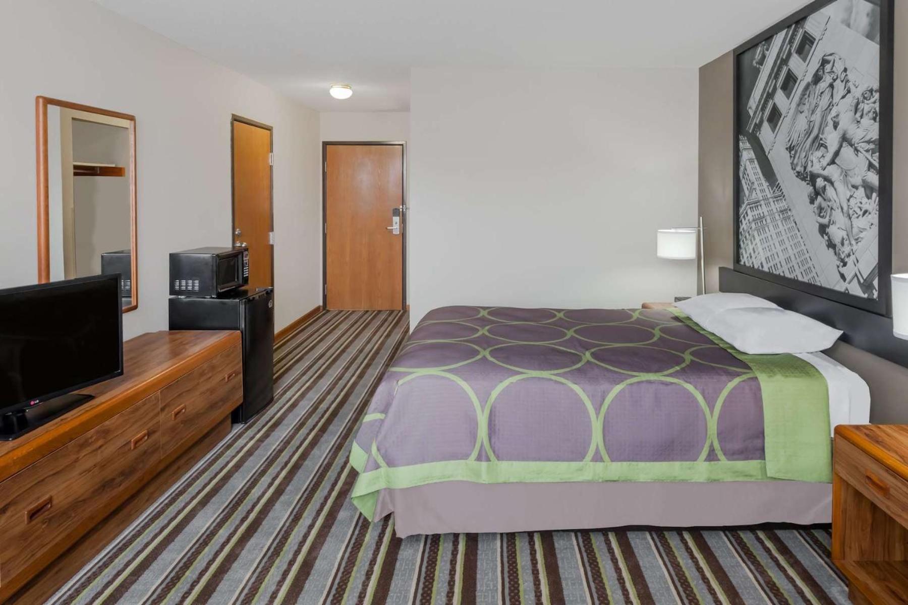 Super 8 by Wyndham Gilman - Property Image 10