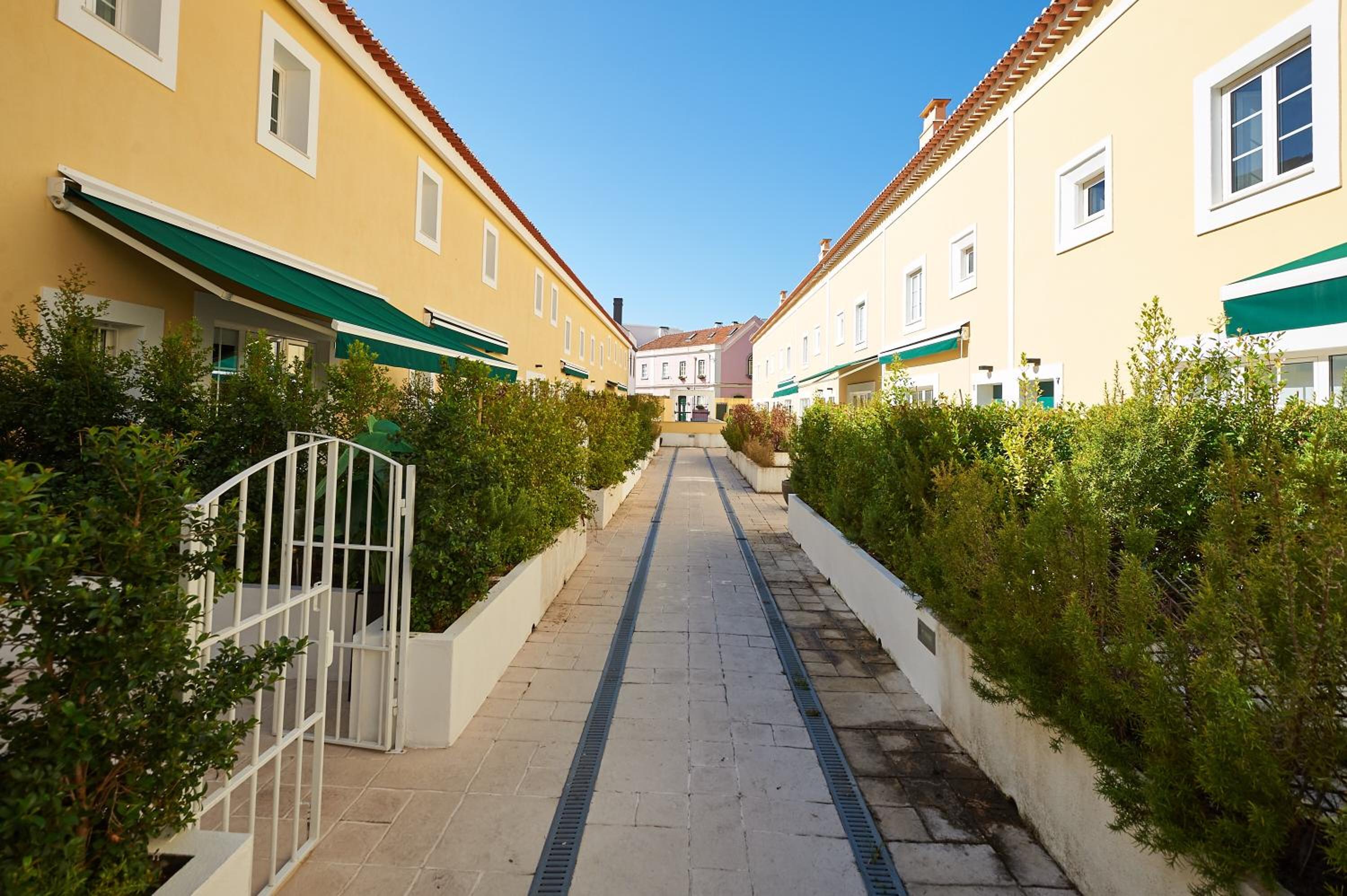 Luxurious triplex near the beach In Estoril view 2