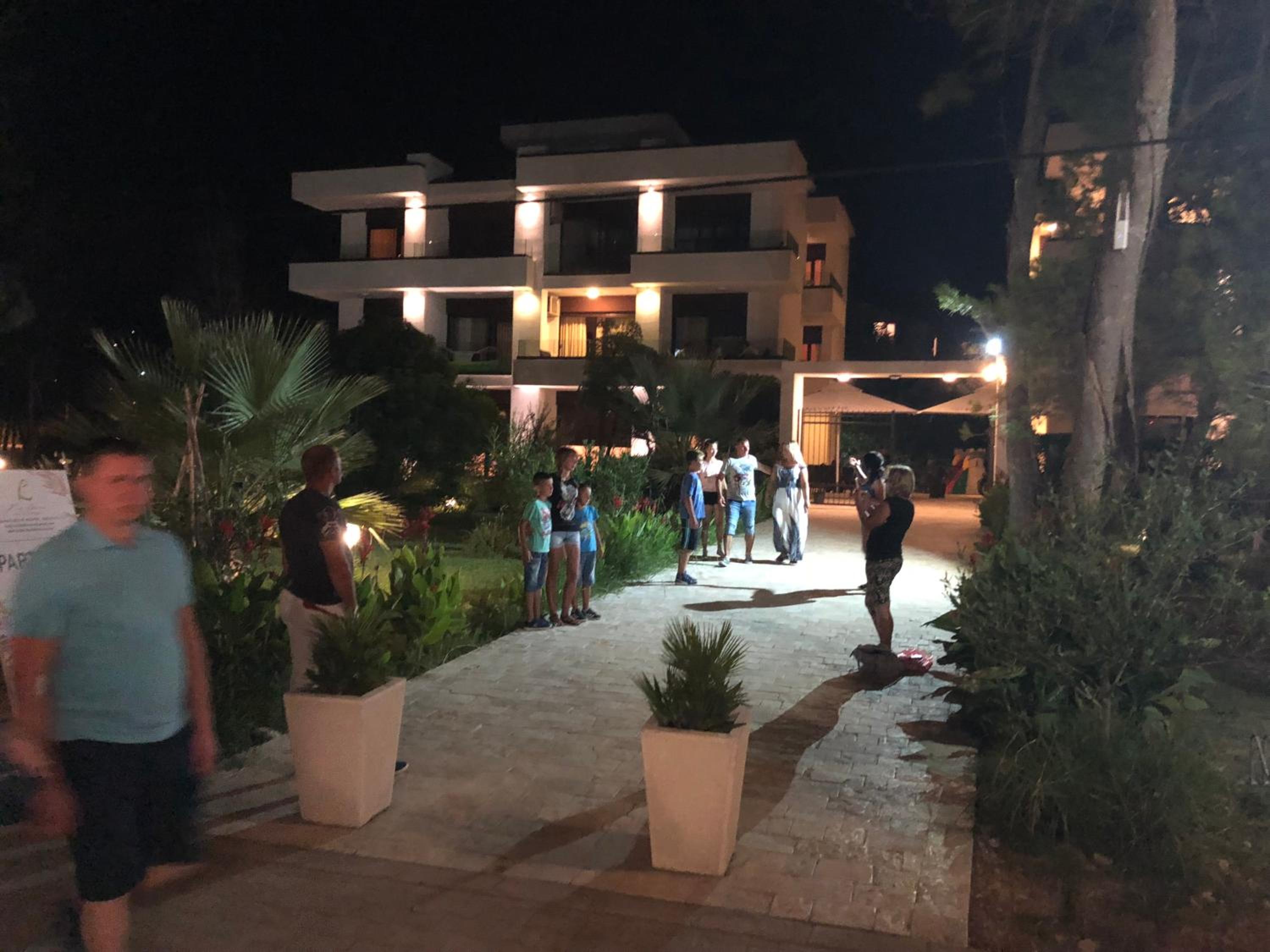 Apartments Kuce Lekovica Beach & snack bar- Bistro