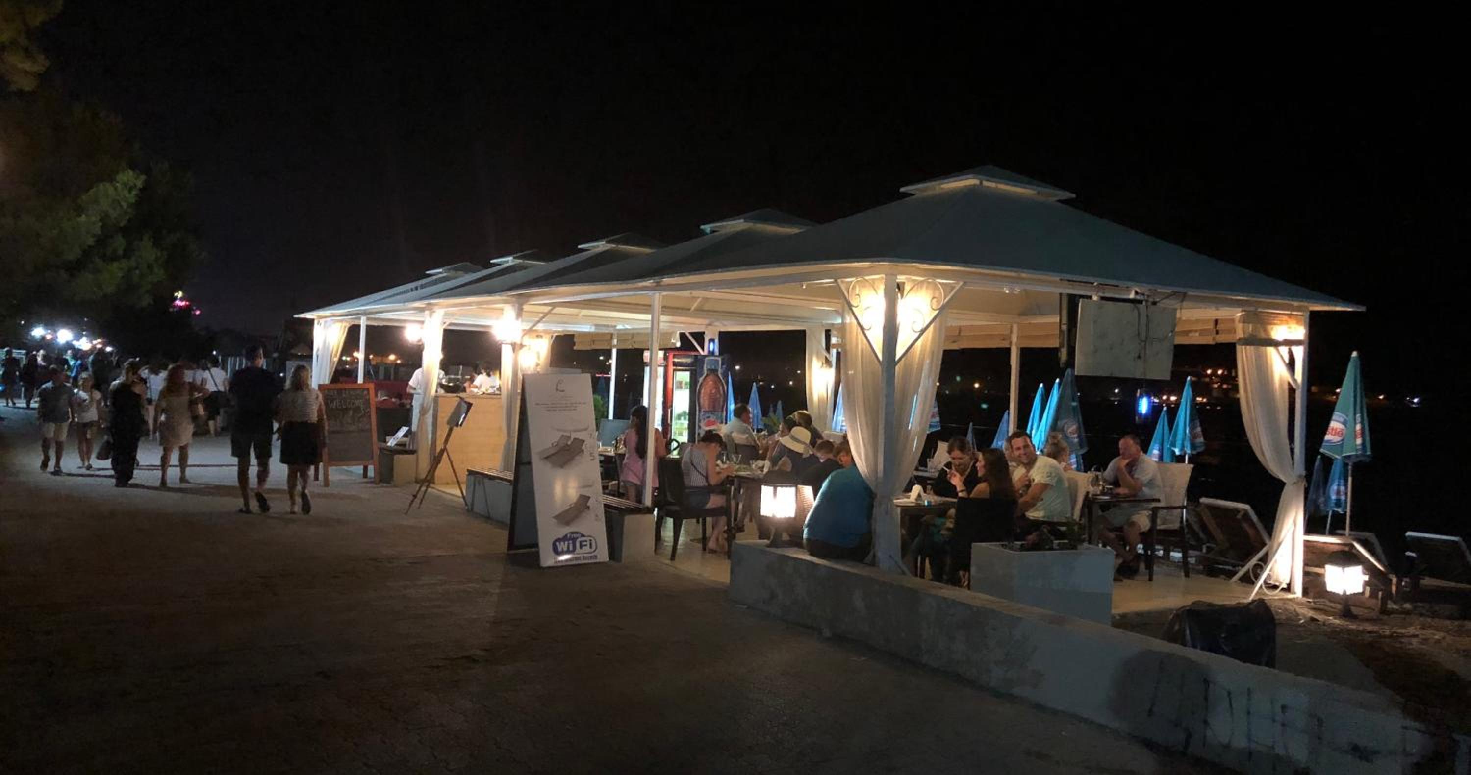 Apartments Kuce Lekovica Beach & snack bar- Bistro
