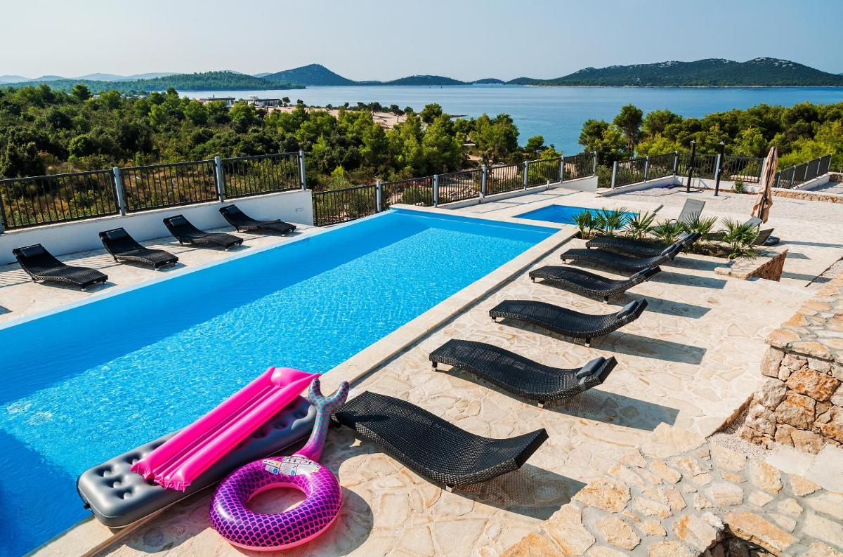 Camp Panorama with pool view 4