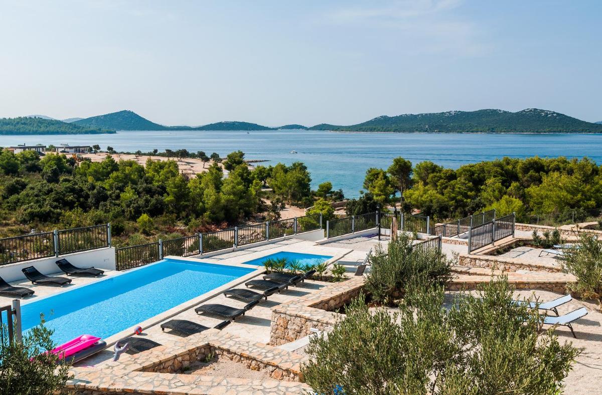 Camp Panorama with pool view 5