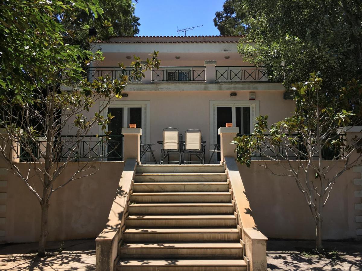 Pink-White Marathon Villa photo 2