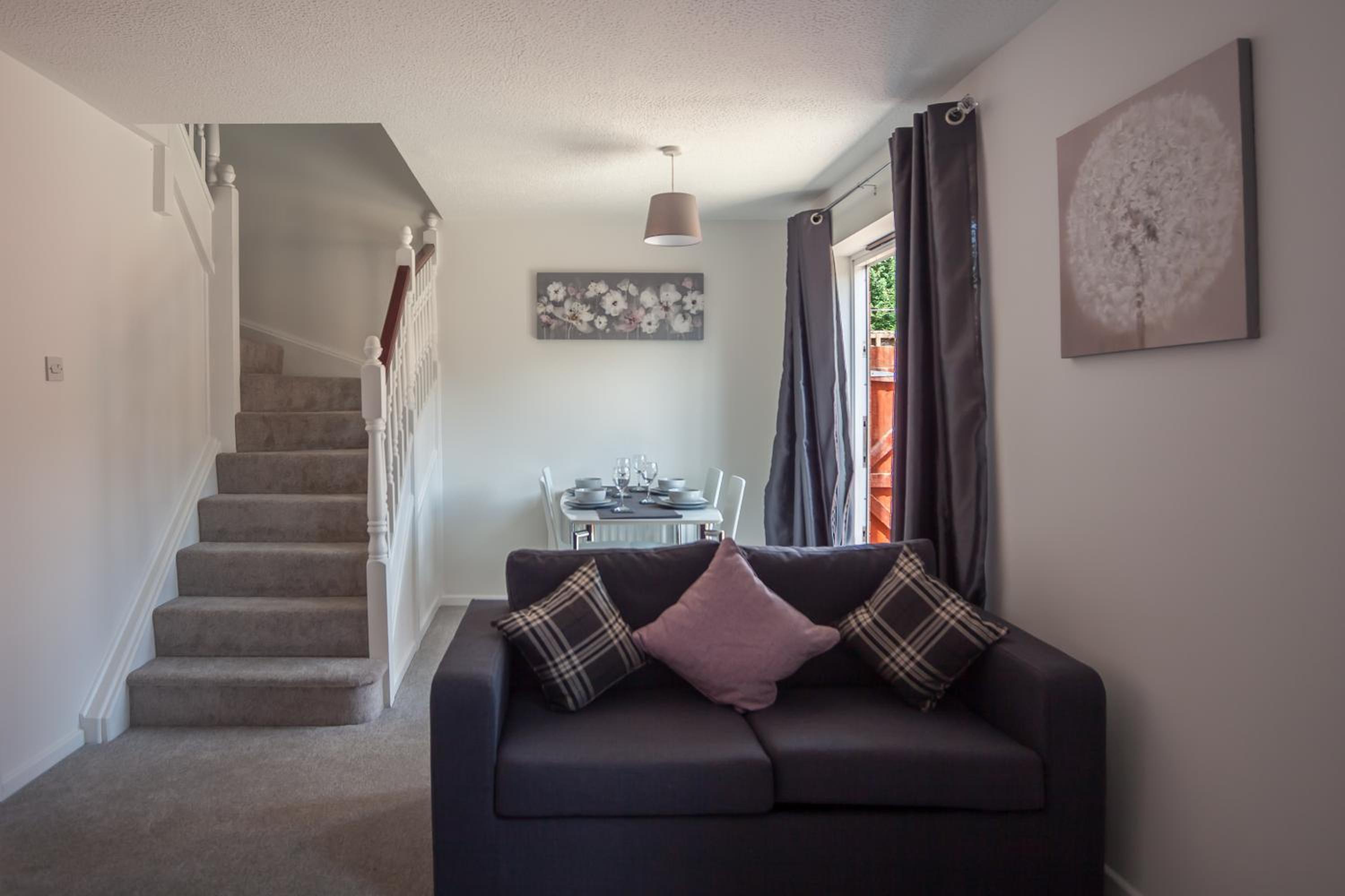 Hereford - Kestrel House - 4 Bedroom House Close to City With Parking - Sleeps 7 - Suitable for Family Gatherings or Contractors With Vehicles - Hosted by  view 3