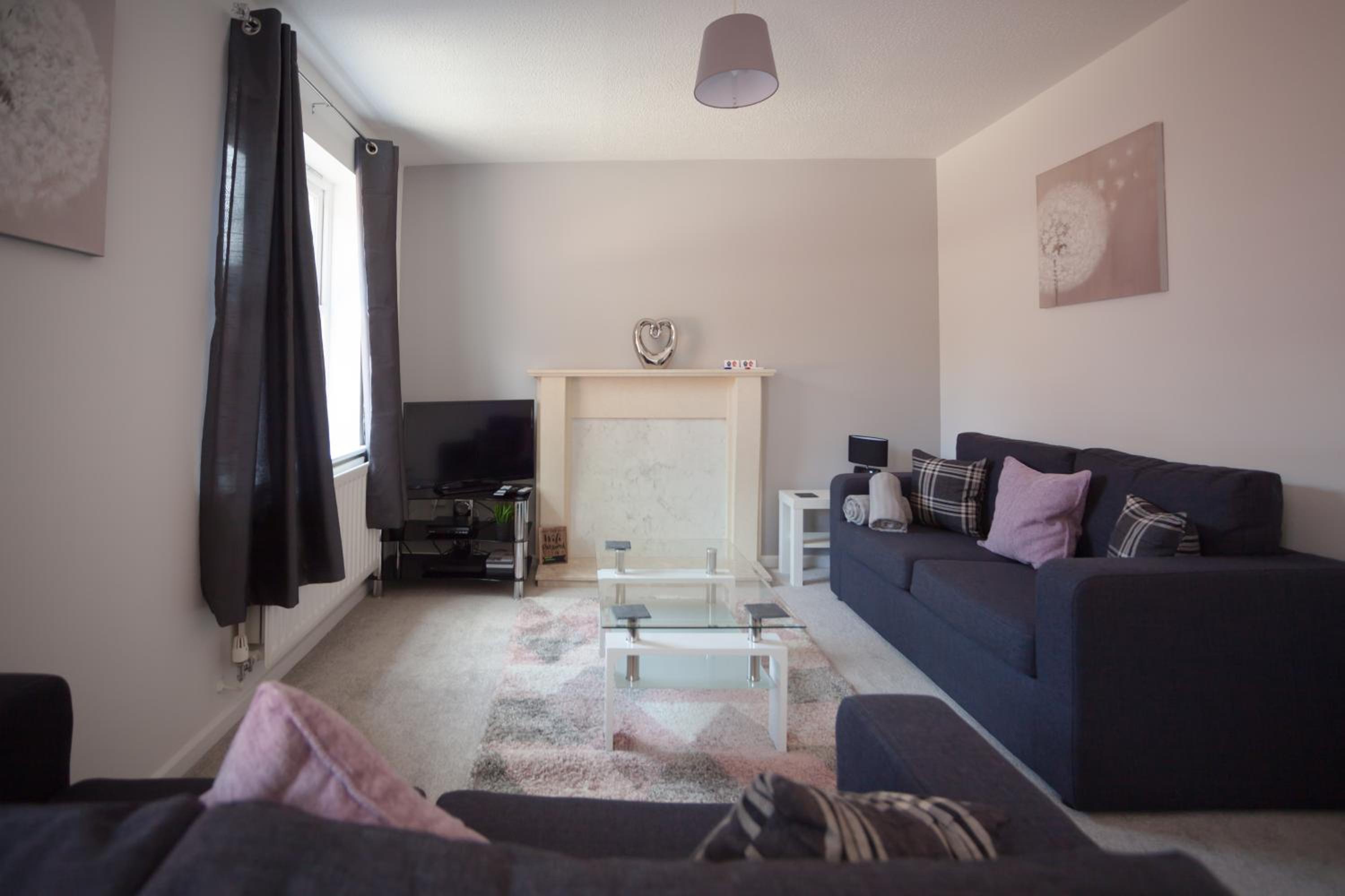 Hereford - Kestrel House - 4 Bedroom House Close to City With Parking - Sleeps 7 - Suitable for Family Gatherings or Contractors With Vehicles - Hosted by  view 2