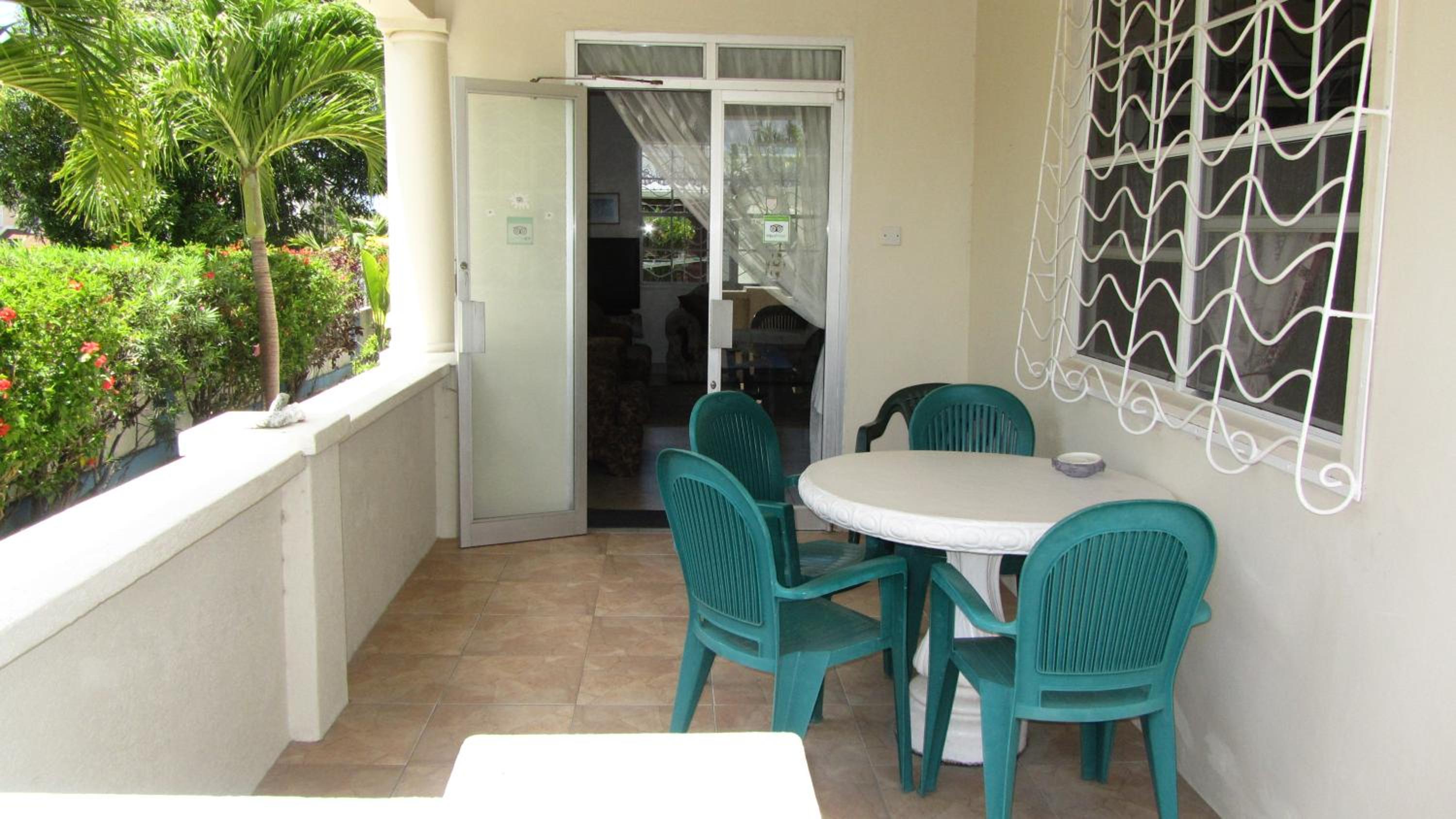 Dolphin Inn Guesthouse & Apartments
