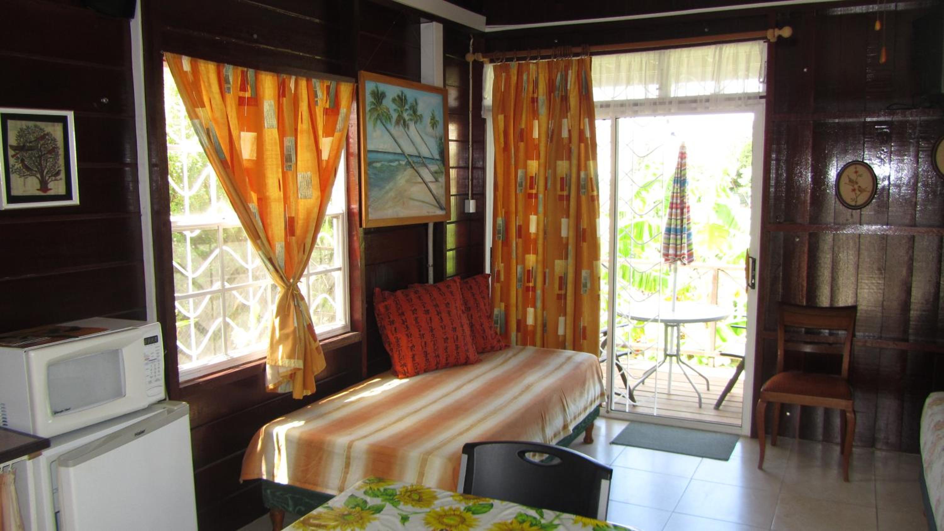 Dolphin Inn Guesthouse & Apartments
