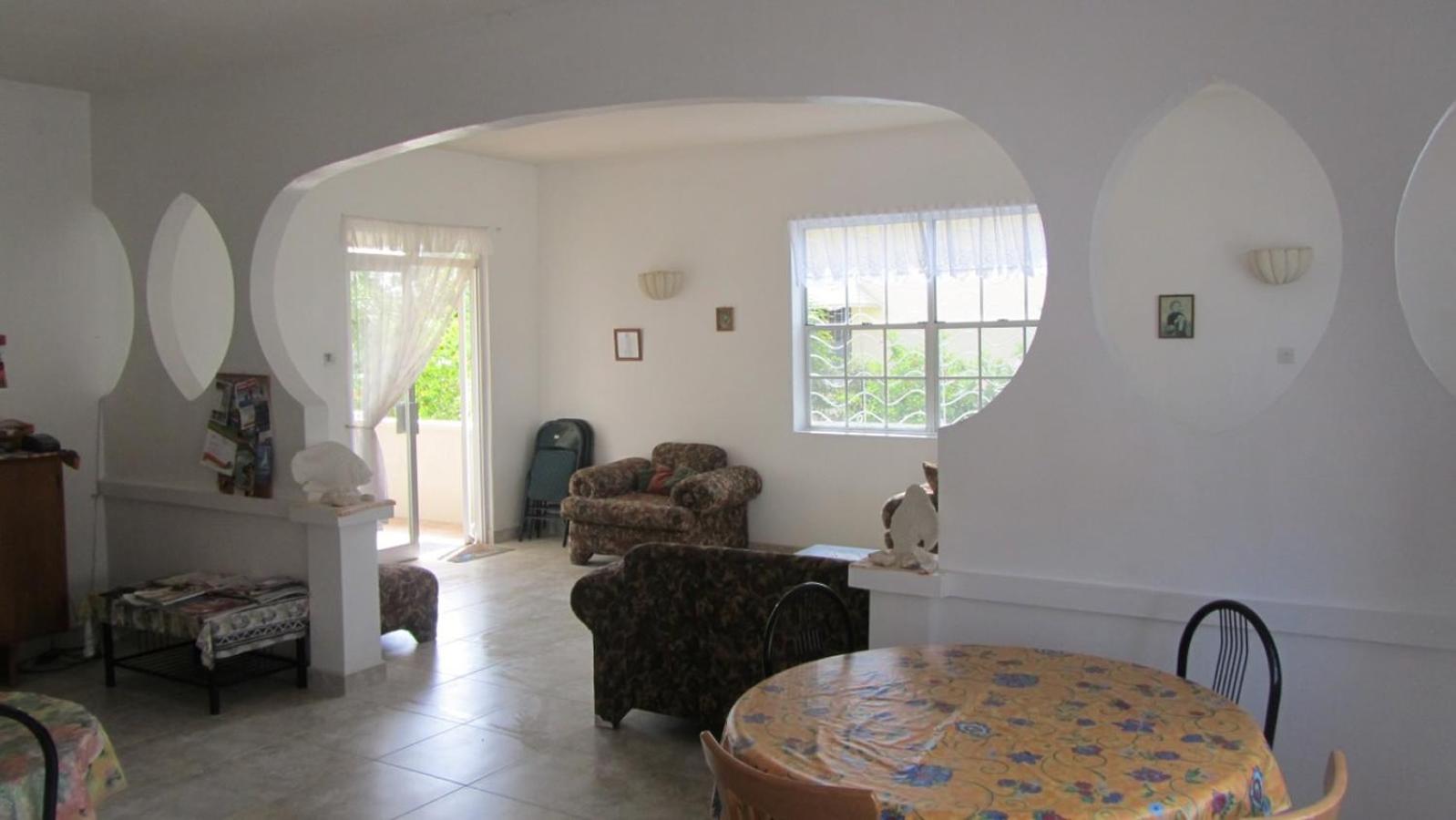 Dolphin Inn Guesthouse & Apartments
