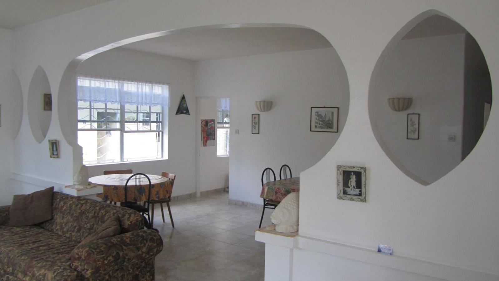 Dolphin Inn Guesthouse & Apartments