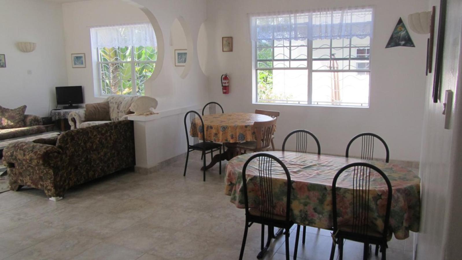 Dolphin Inn Guesthouse & Apartments