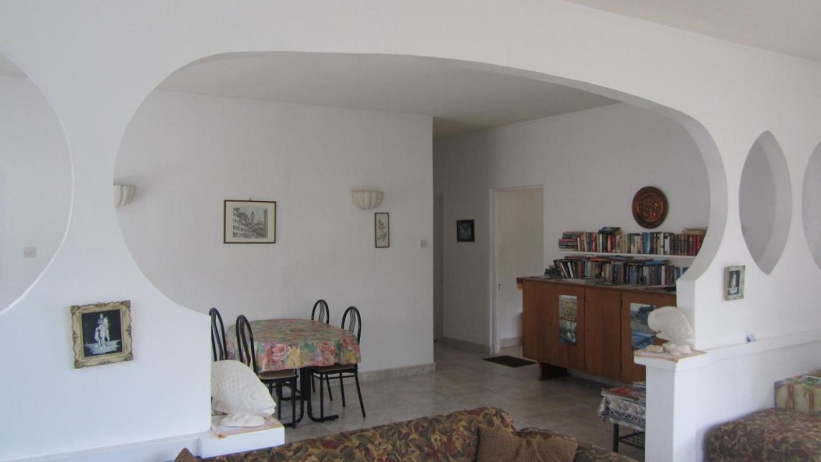 Dolphin Inn Guesthouse & Apartments