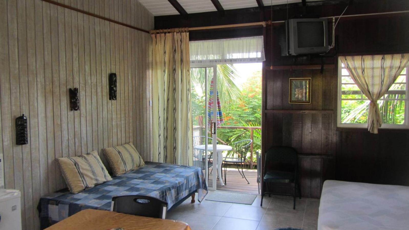 Dolphin Inn Guesthouse & Apartments