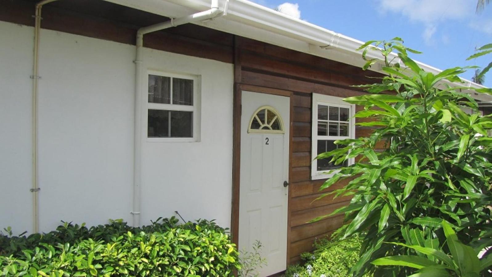Dolphin Inn Guesthouse & Apartments
