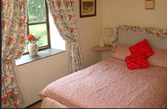 Forge Cottage, Cosy Couples Retreat in the Devon Countryside, Indoor Pool, Tennis Court and Tarka Trail Access
