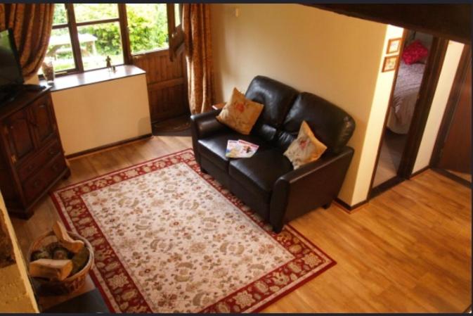 Forge Cottage, Cosy Couples Retreat in the Devon Countryside, Indoor Pool, Tennis Court and Tarka Trail Access