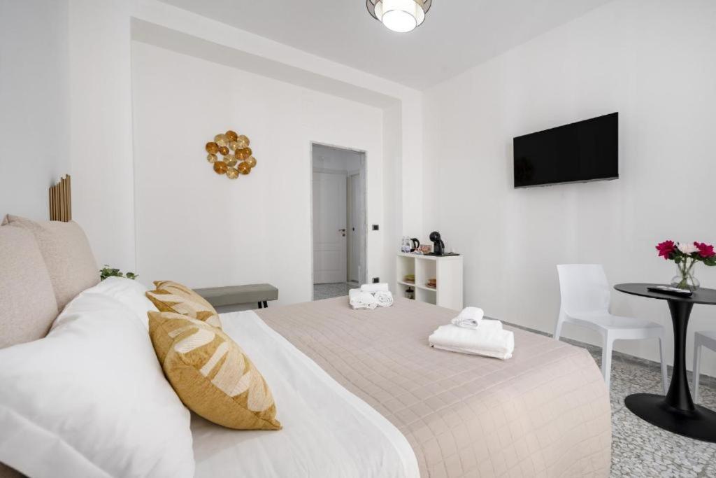 AuGuStea - Modern Central Suites