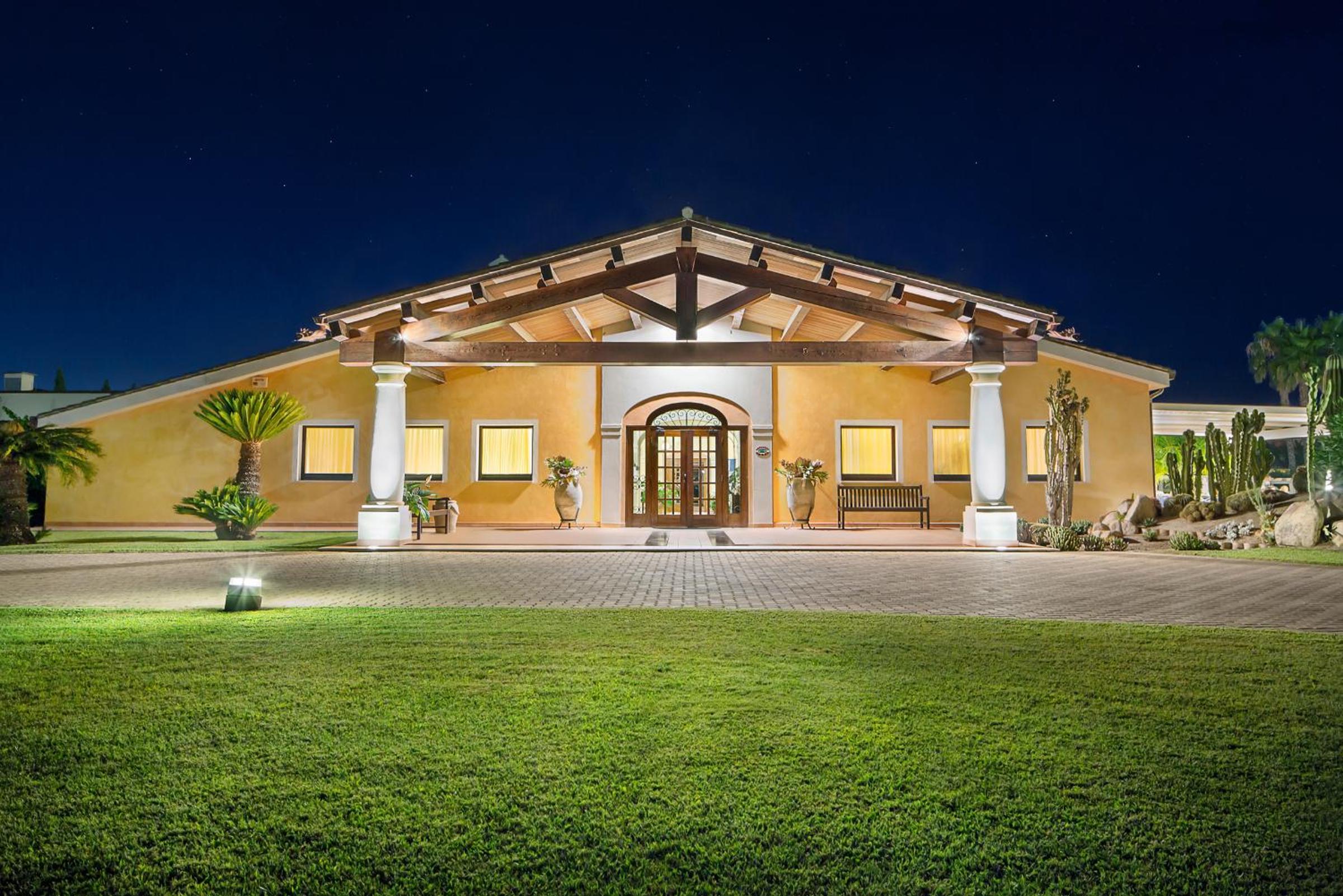 Hotel Lantana Resort Hotel&Apartments - Image 1