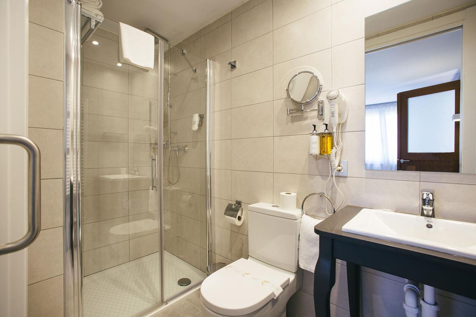Legazpi Doce Rooms & Suites