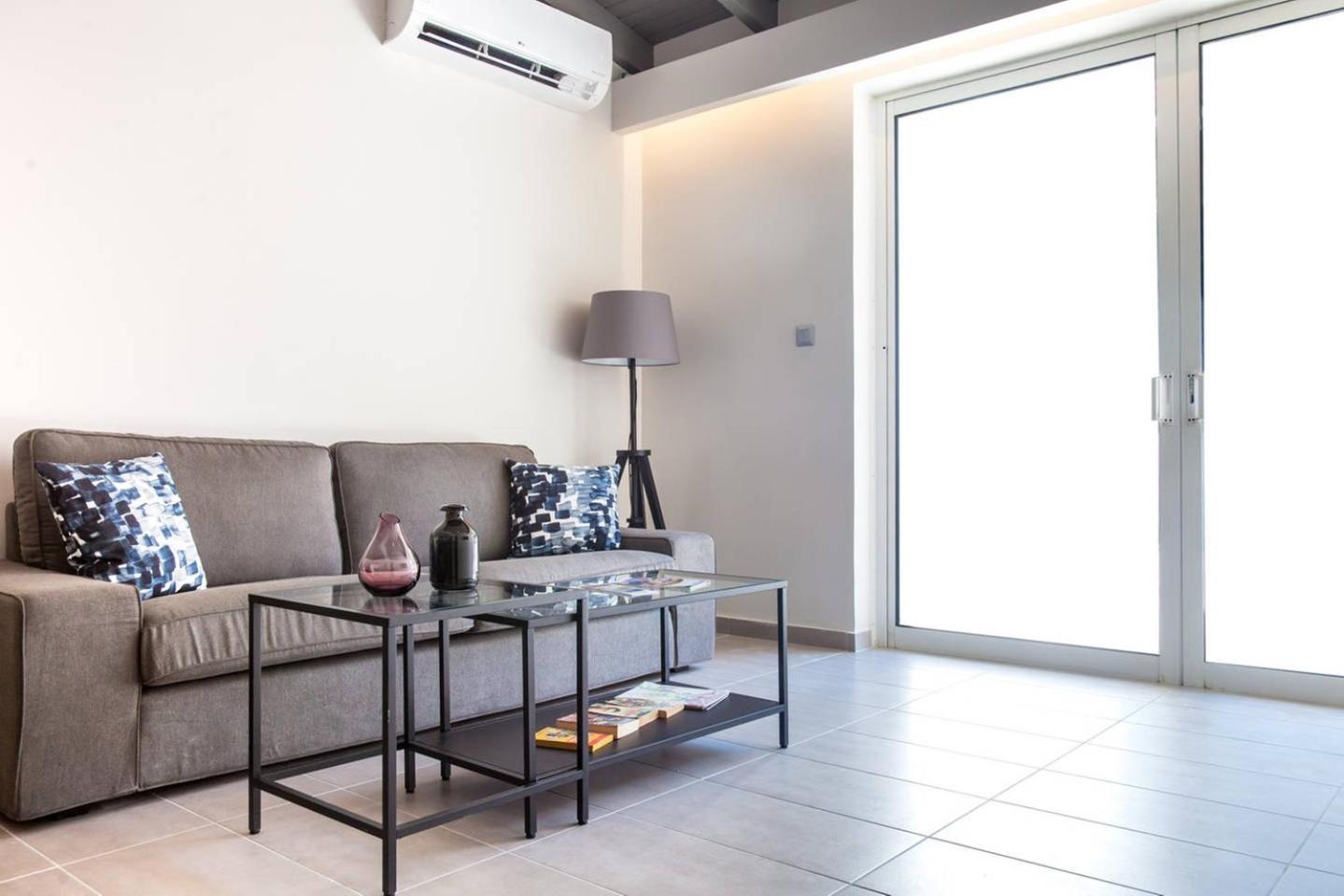 TONI'S Comfy 3BD home with patio, close to Metro