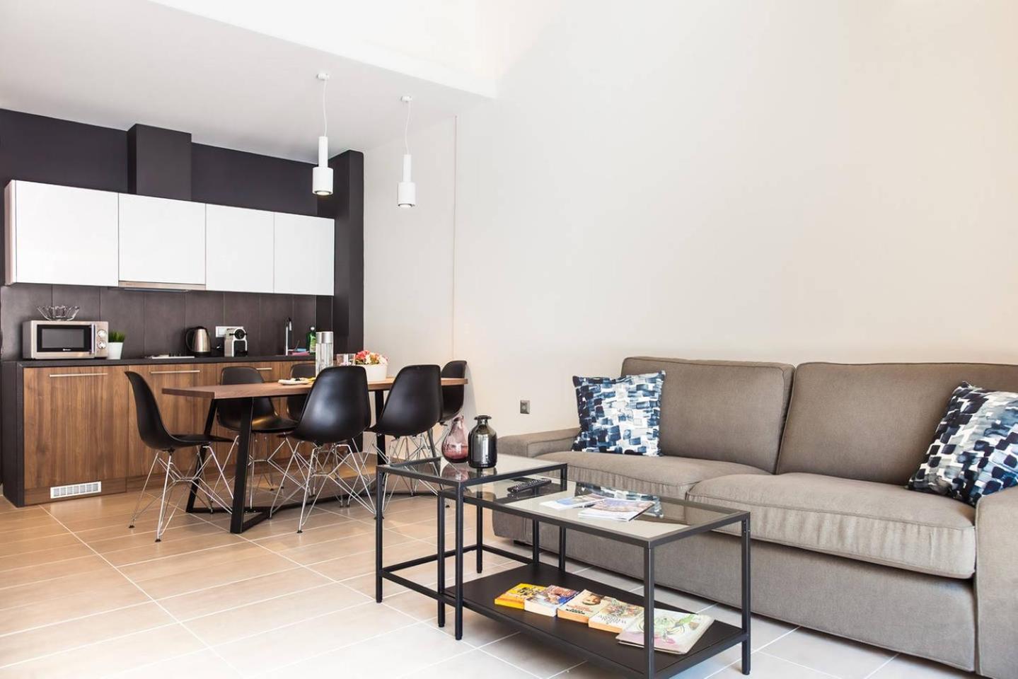 TONI'S Comfy 3BD home with patio, close to Metro