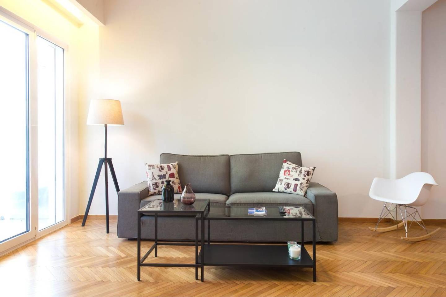 TONI'S Stylish Apartment with 2 Cosy Bedrooms