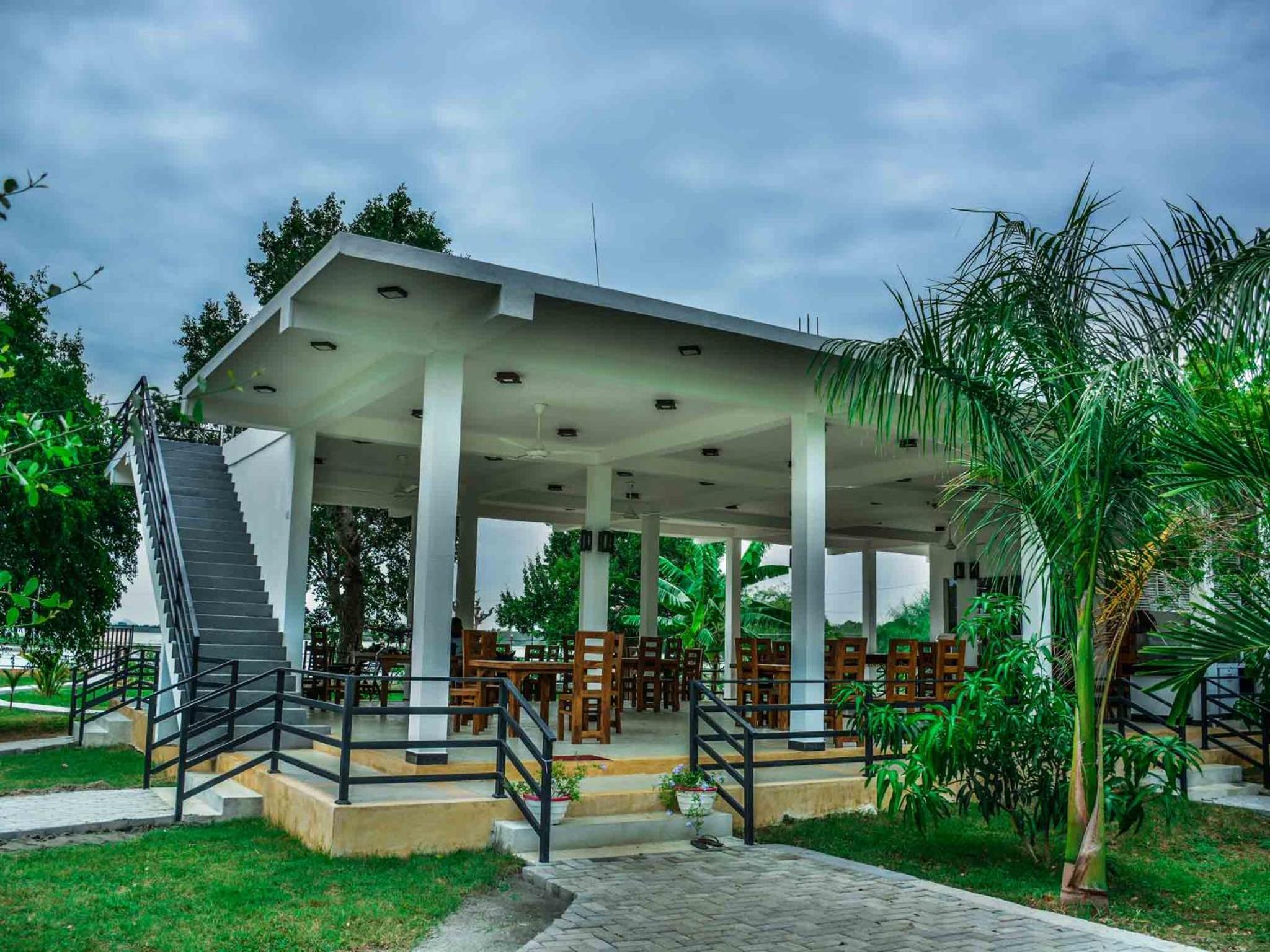 Lake Villa Resort