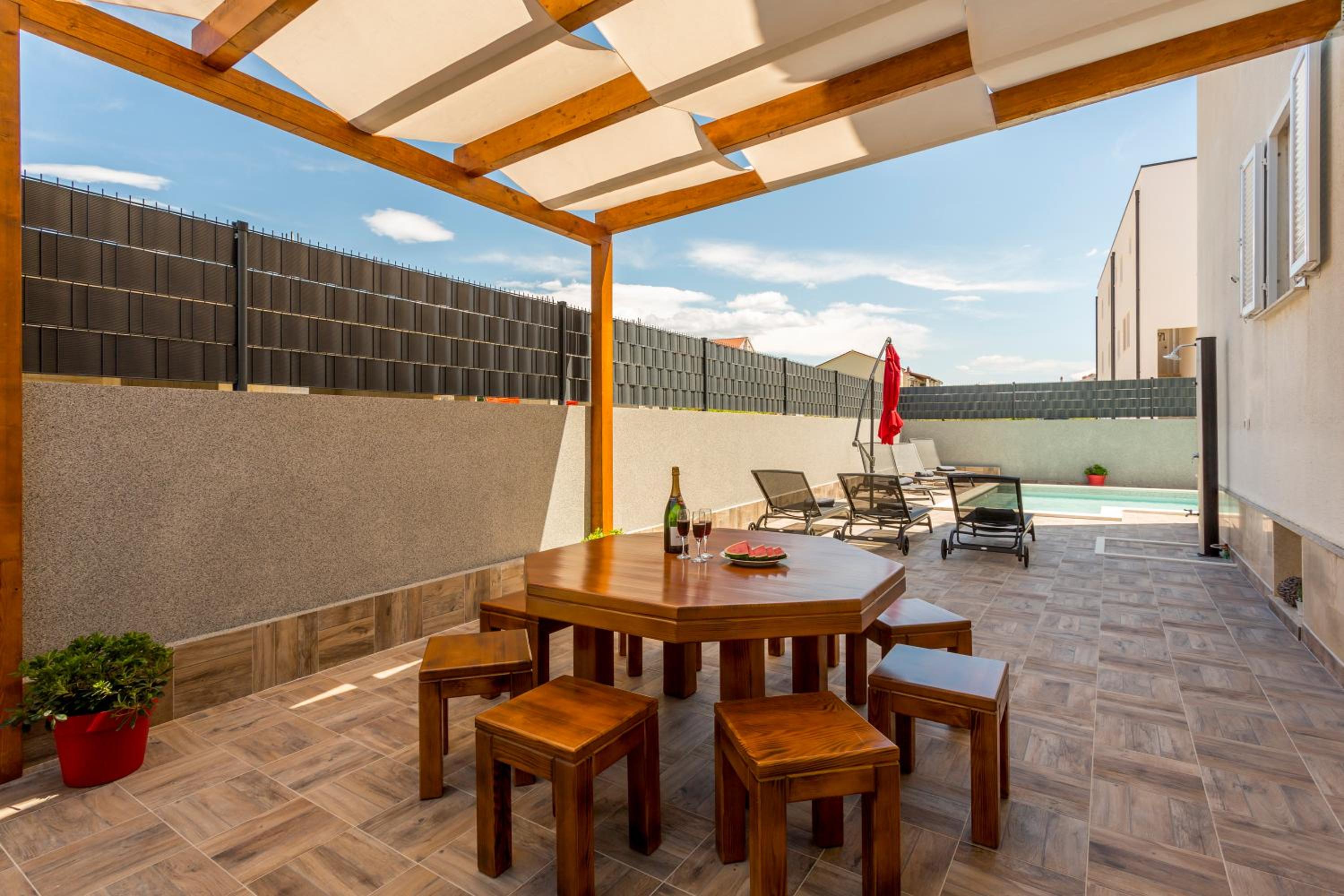 Hotel Ćuby Apartment with private Pool in Trogir - Image 1