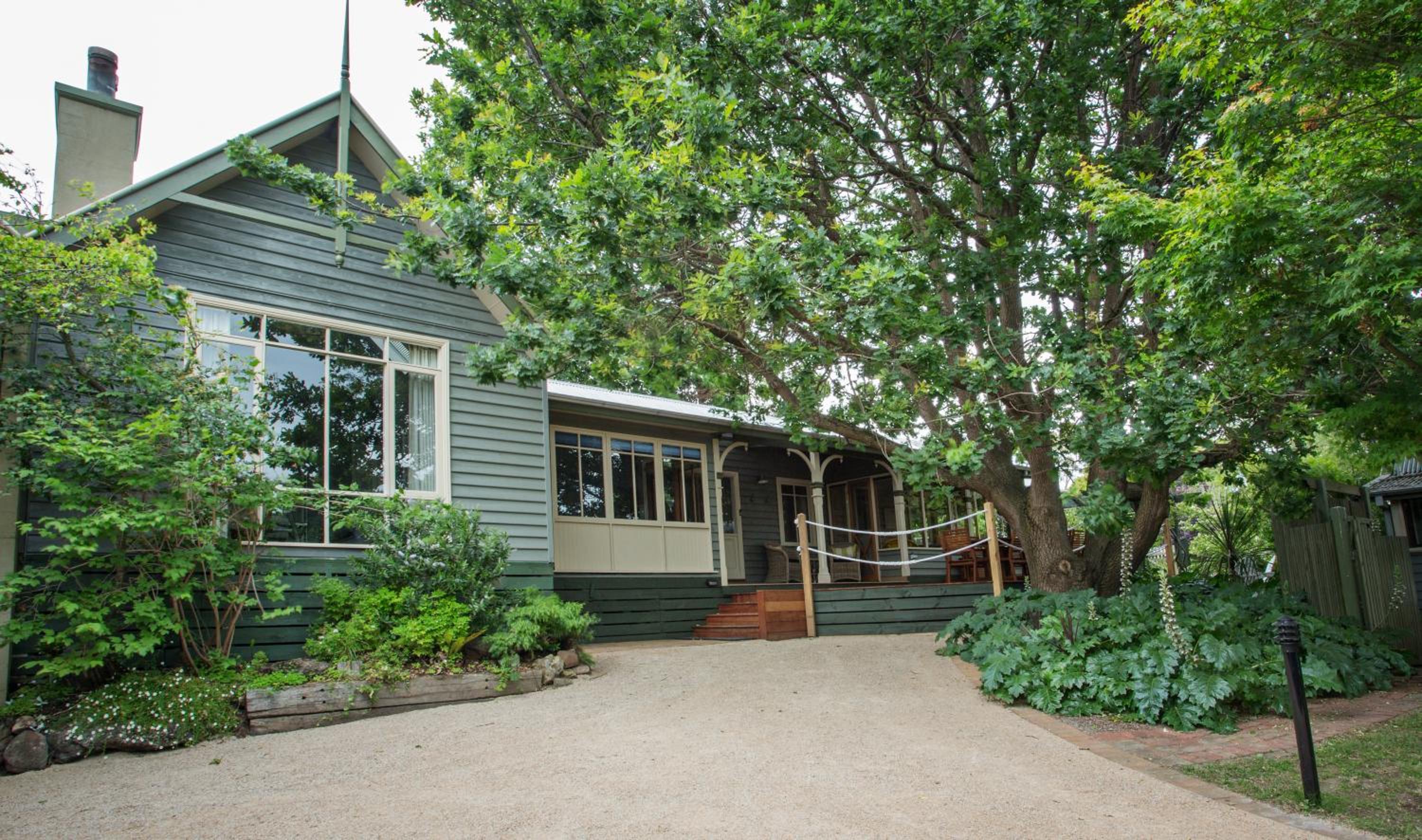 Hotel Oak Tree Lodge - Image 1