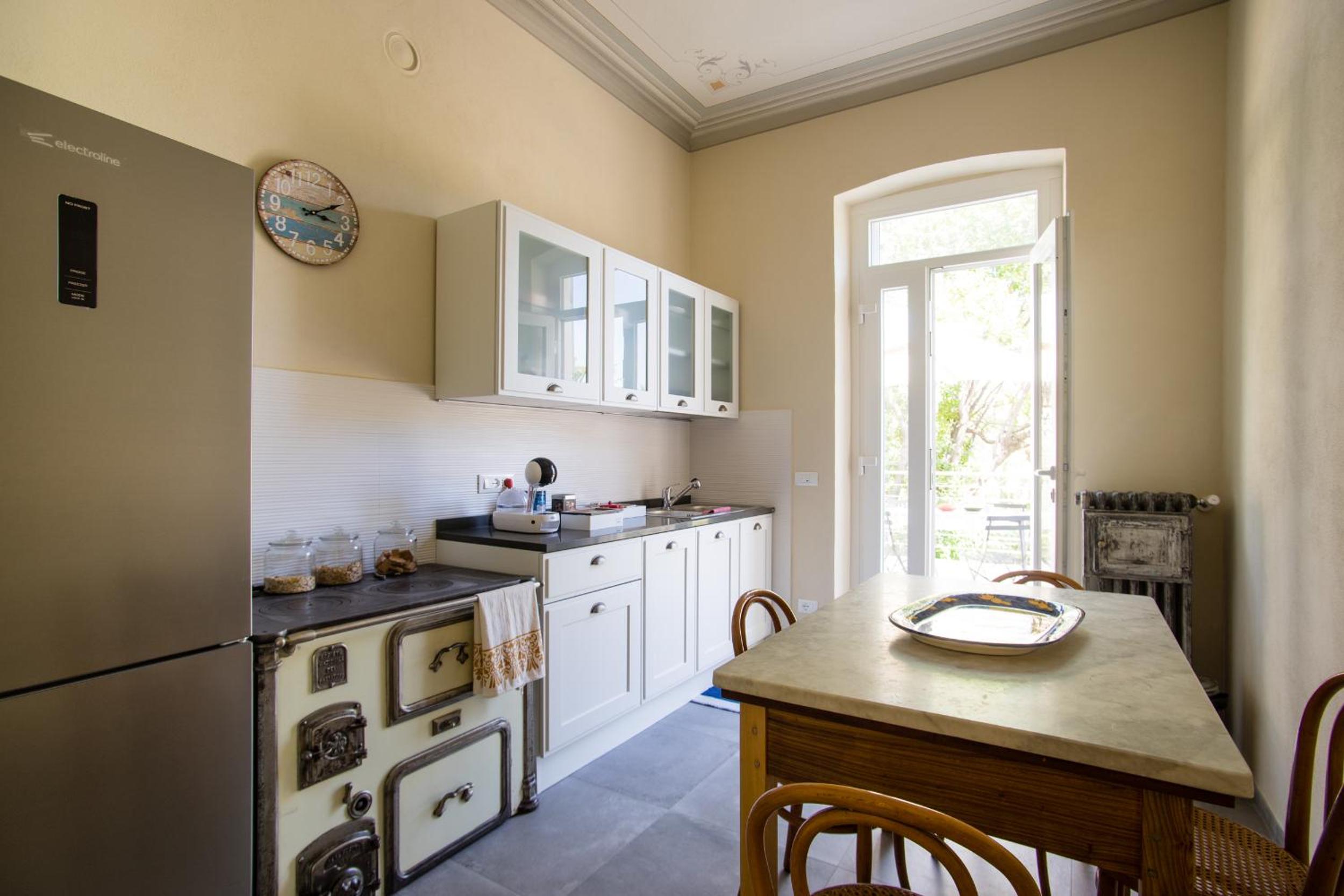 BB CÀ DE MÂ en Pietra Ligure — kitchen