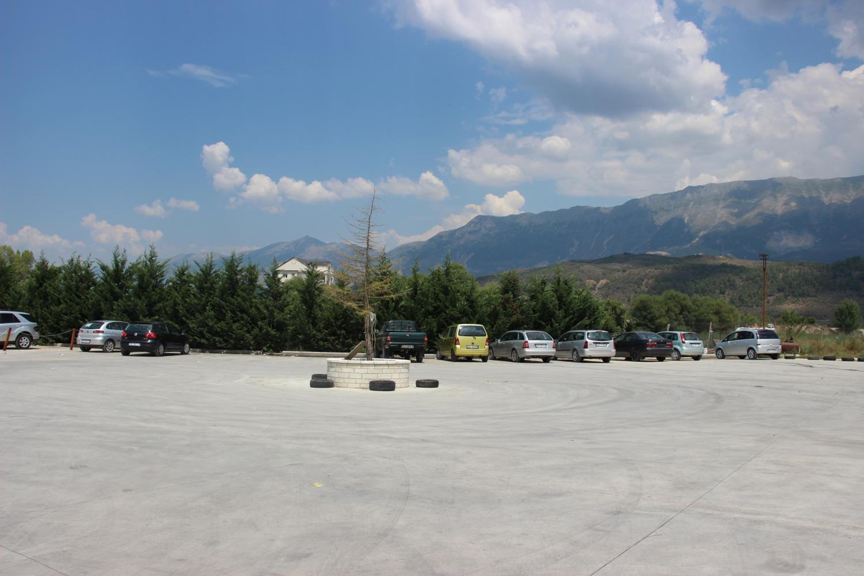 DAI Apartments- City & Castle view Gjirokaster