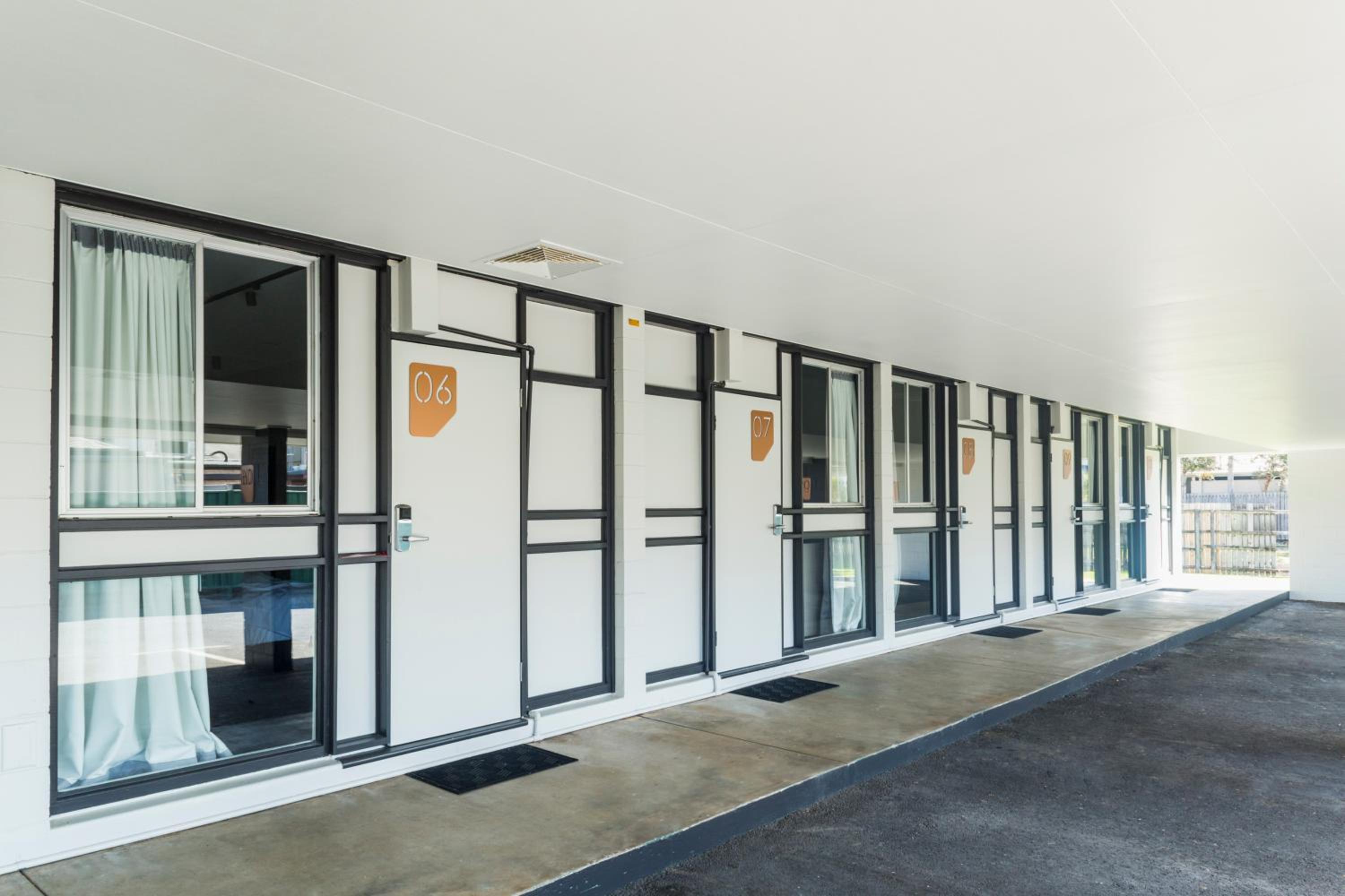 Hotel Nightcap at Edge Hill Tavern - Image 1