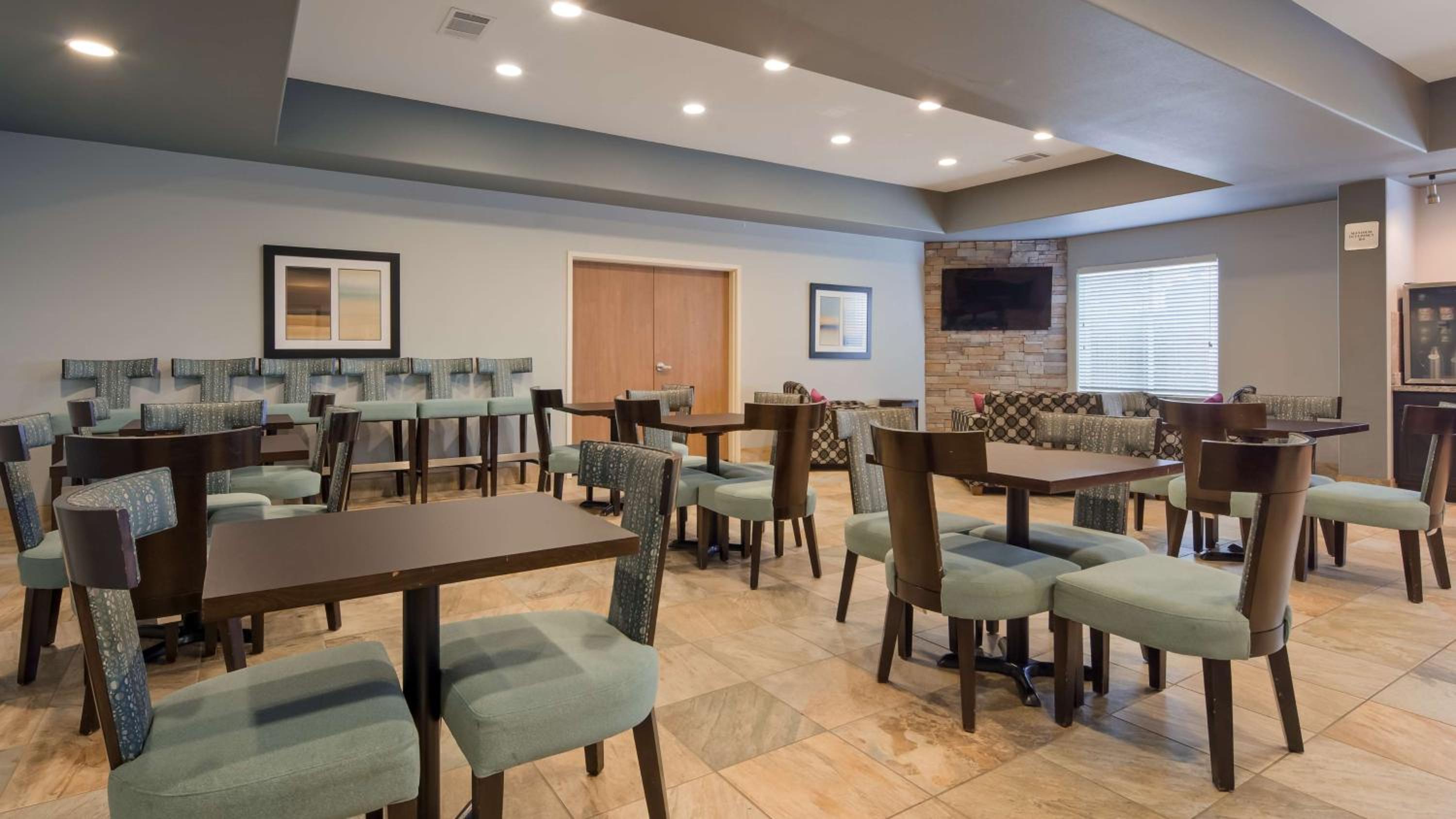 Ardmore Vacations - Best Western Plus Sand Bass Inn and Suites - Property Image 5