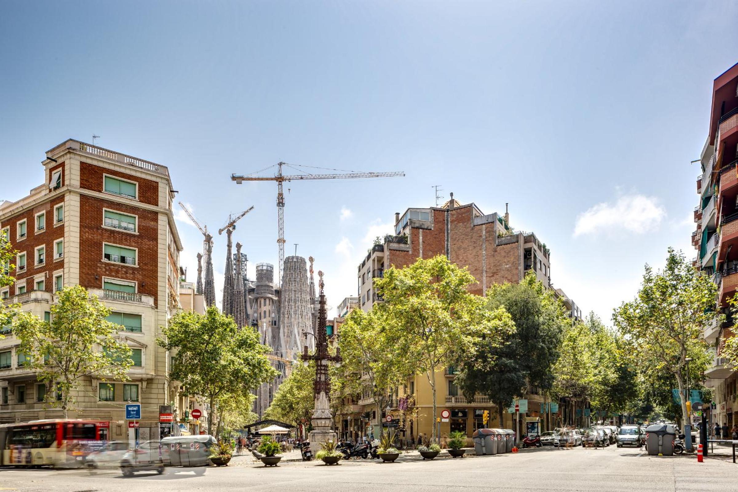 Renovated & Classic 3-Bedroom Sagrada Familia Apartment
