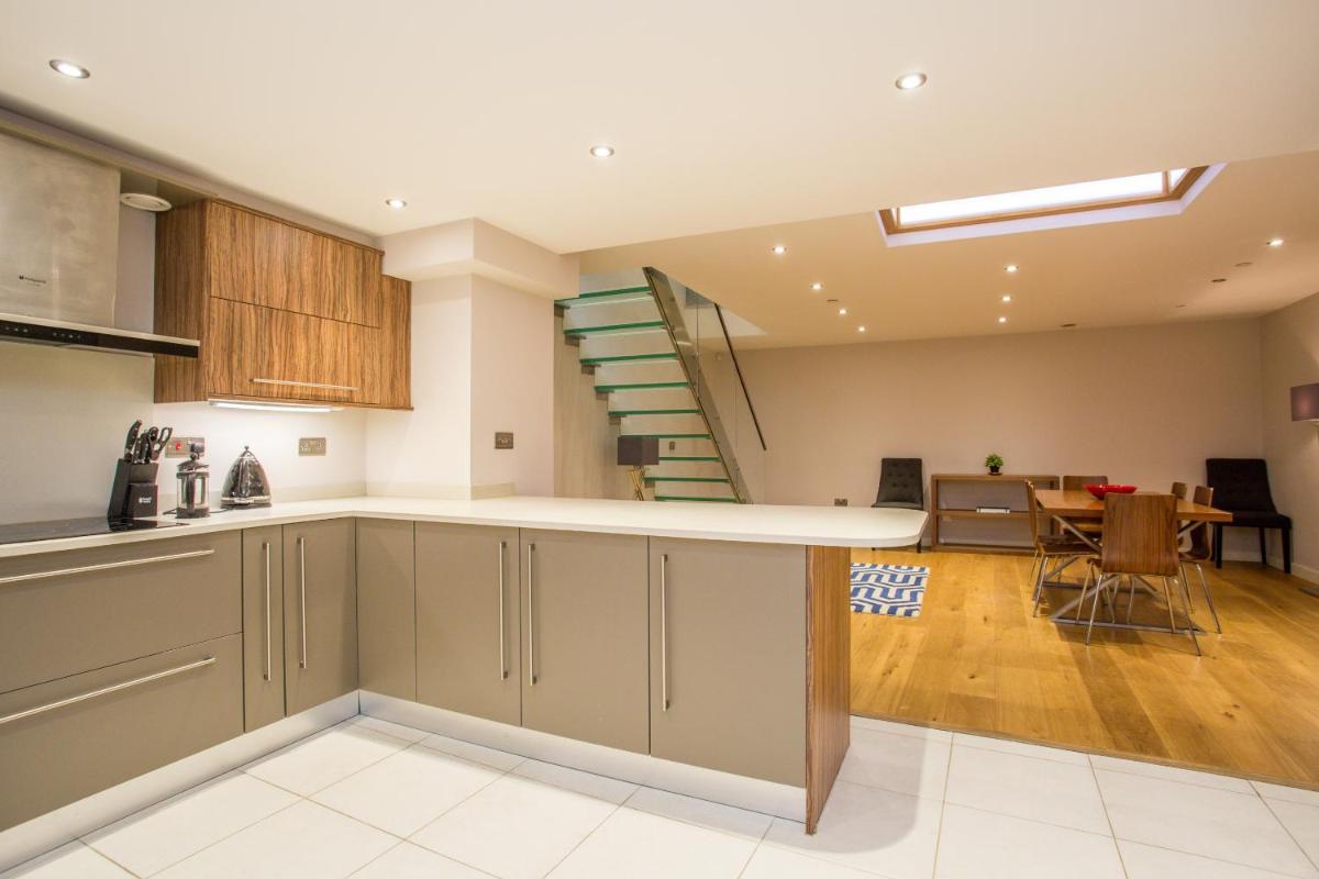 The Escalier Mews - Bright 3BDR Home