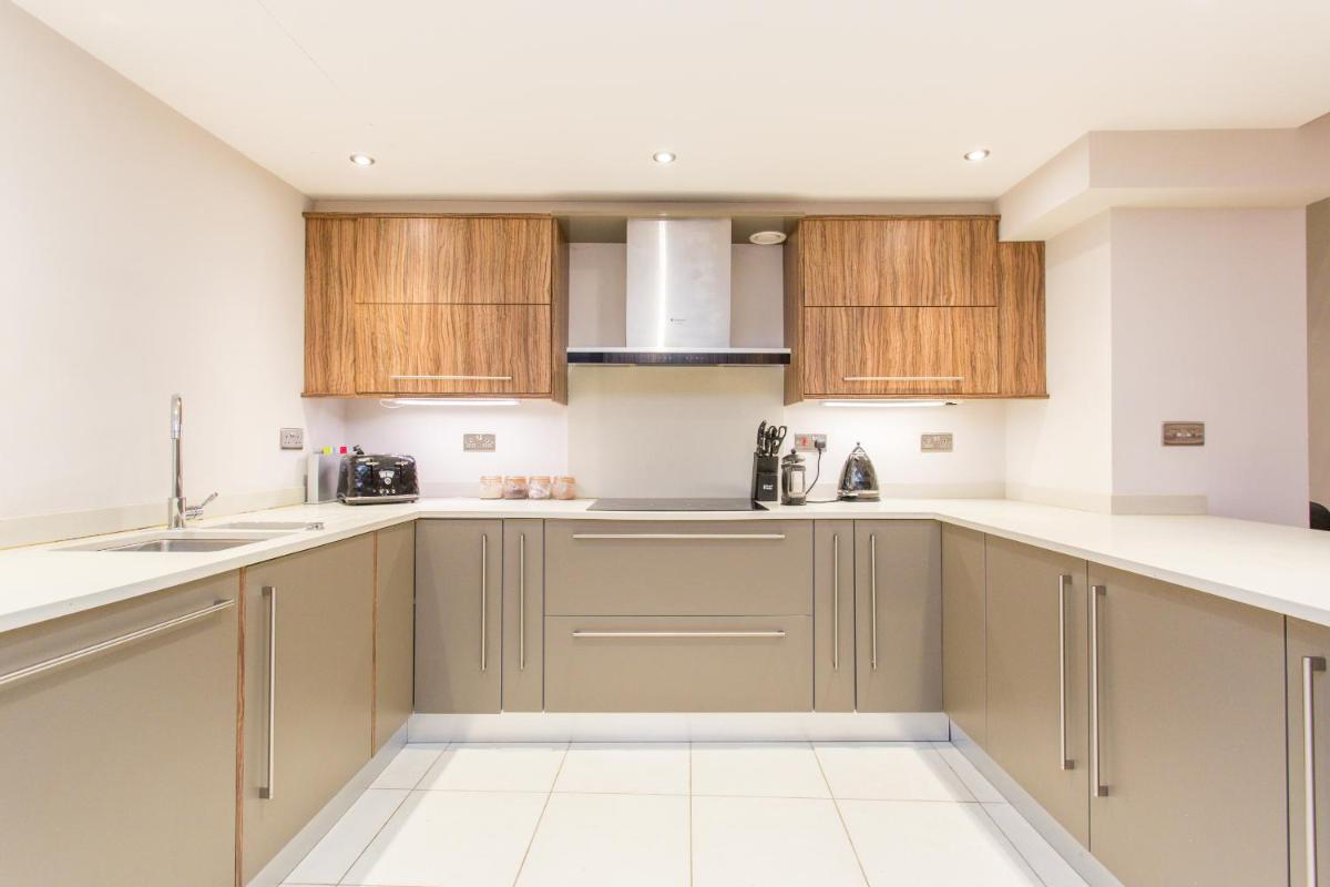The Escalier Mews - Bright 3BDR Home